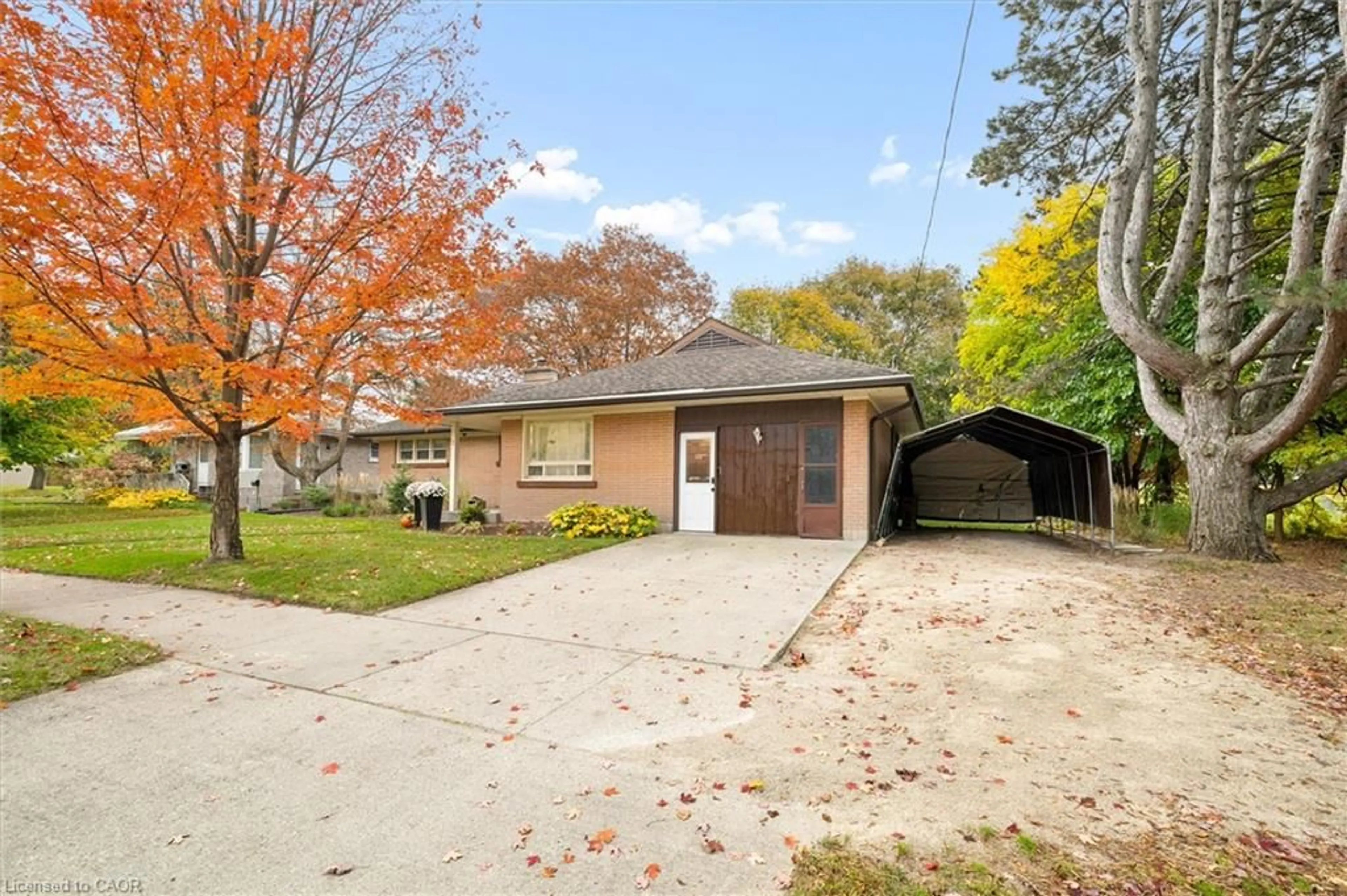 A pic from outside/outdoor area/front of a property/back of a property/a pic from drone, street for 3 Oakwood Ave, Kitchener Ontario N2H 6G7