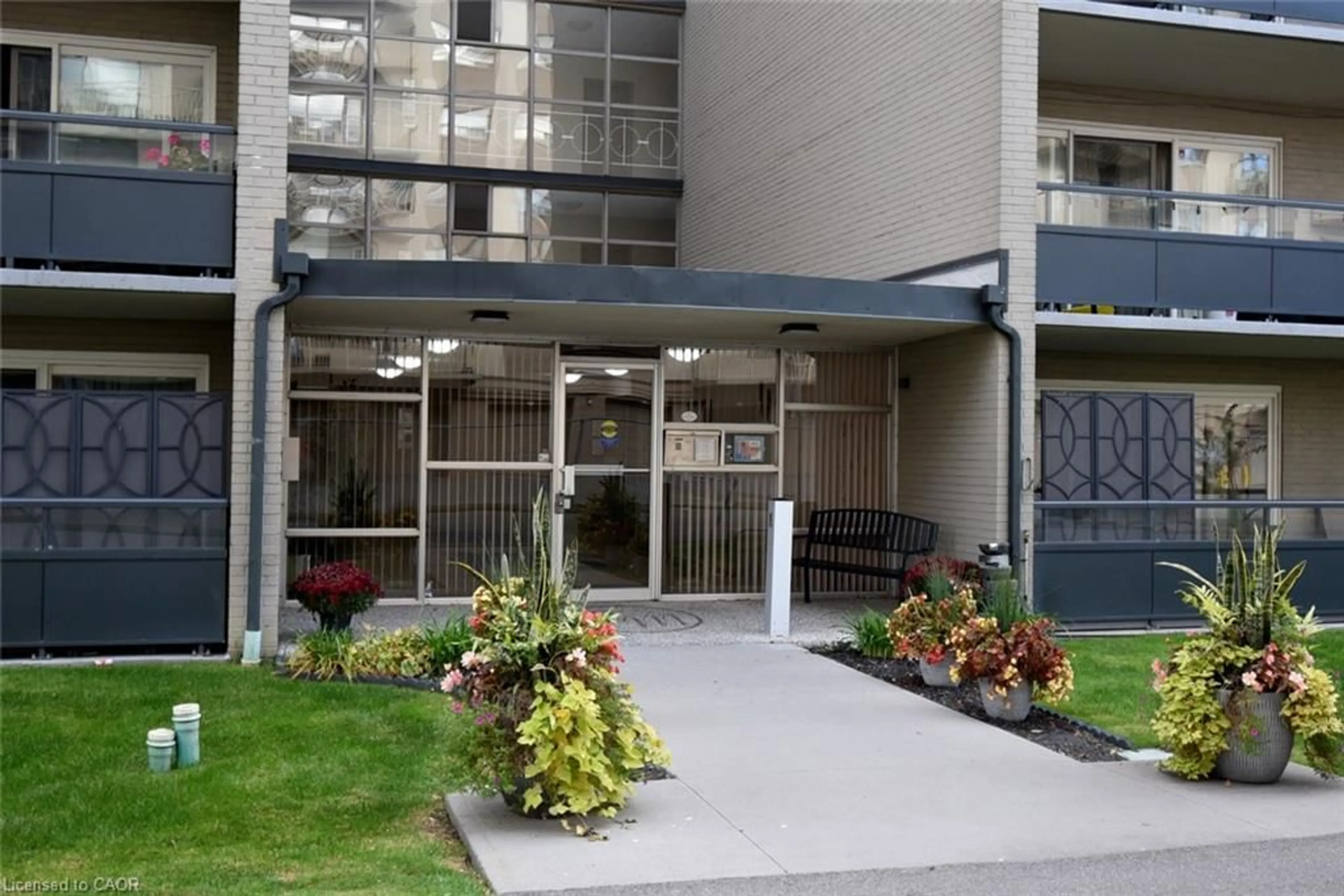 Indoor foyer for 510 Queenston Rd #404, Hamilton Ontario L8K 1J3