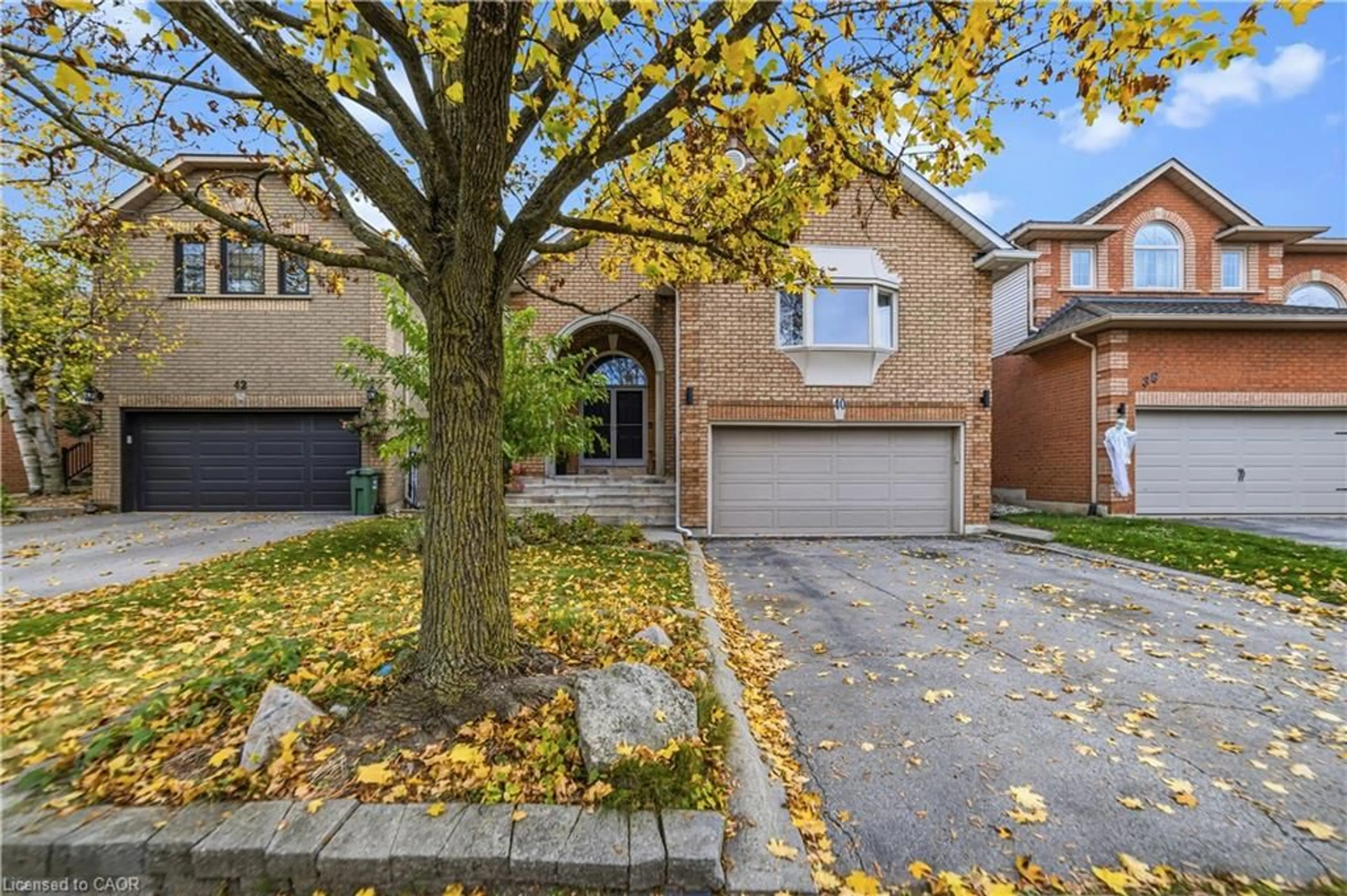 Home with brick exterior material, street for 40 Brookhurst Cres, Waterdown Ontario L8B 0M5