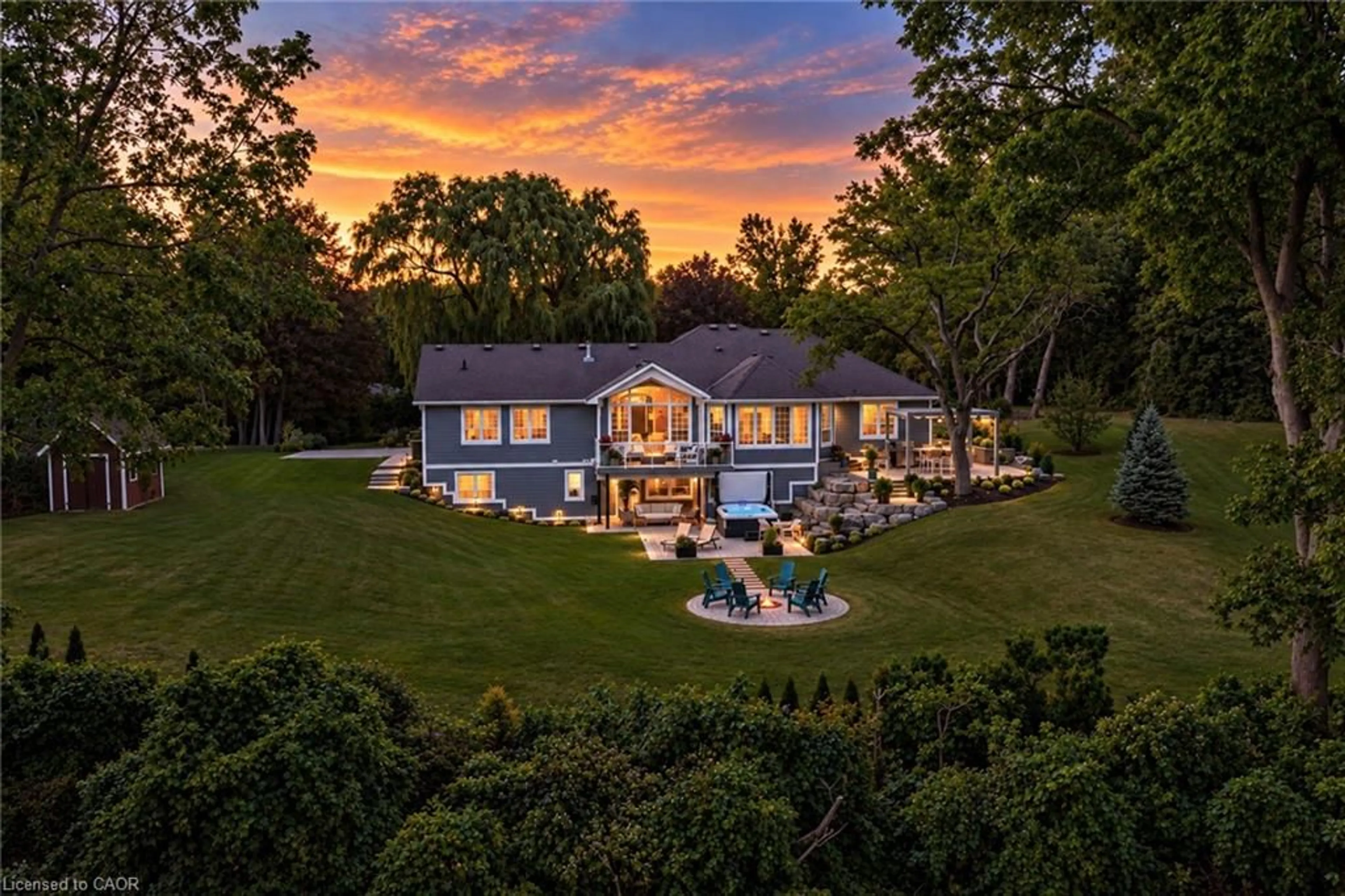A pic from outside/outdoor area/front of a property/back of a property/a pic from drone, unknown for 14 Oak Ave, Dundas Ontario L9H 4Y7