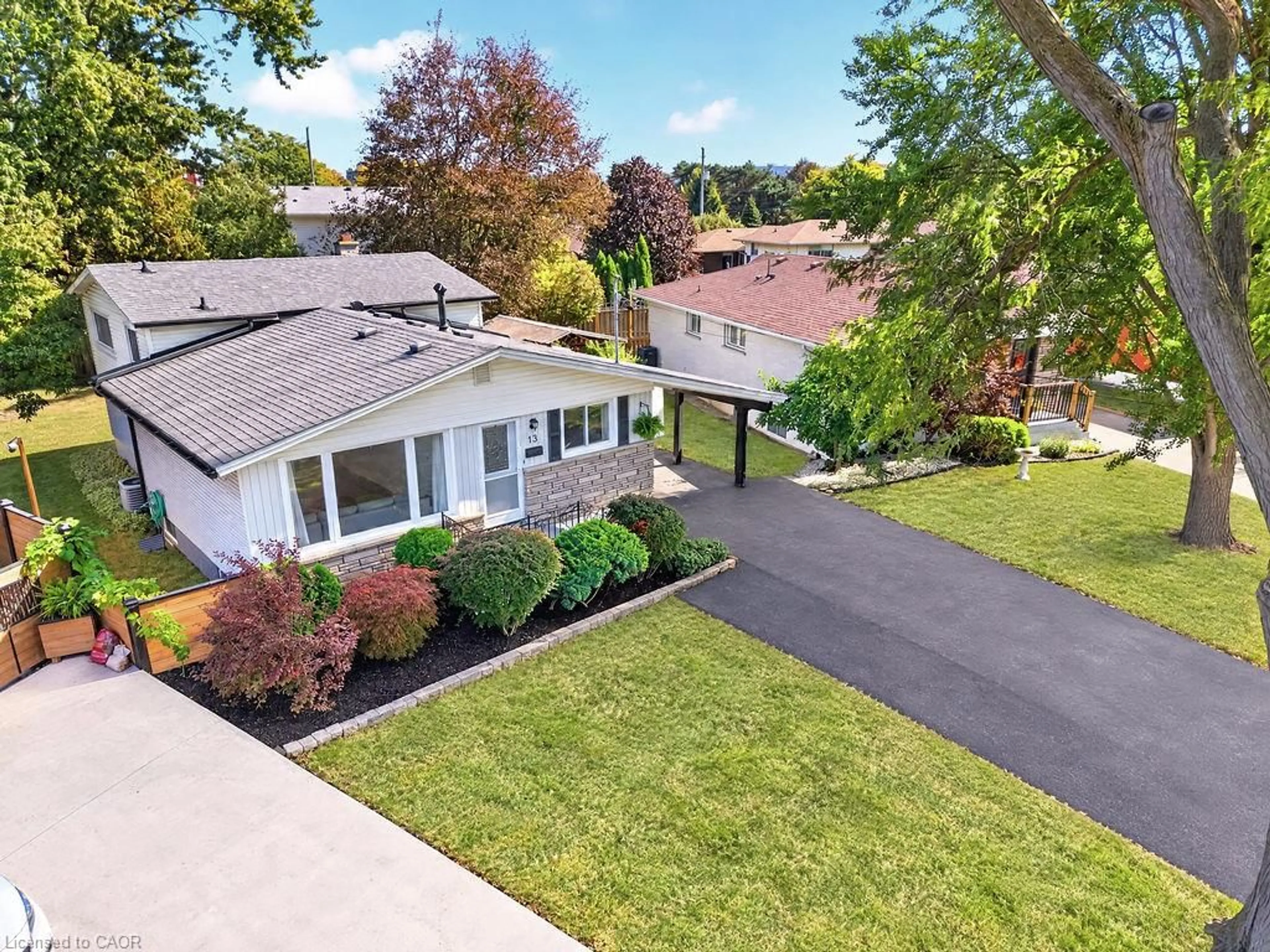 A pic from outside/outdoor area/front of a property/back of a property/a pic from drone, street for 13 Crawford Dr, Hamilton Ontario L8H 2N9
