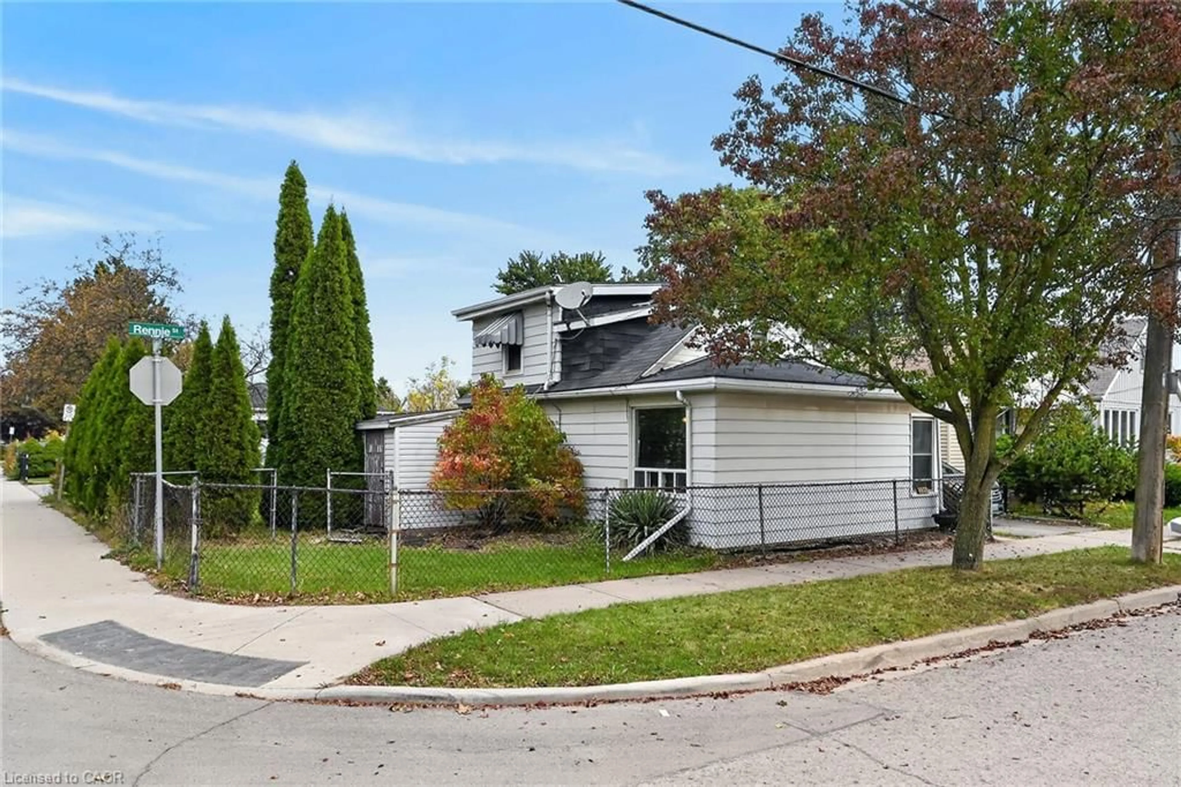 Home with vinyl exterior material, street for 747 Rennie St, Hamilton Ontario L8H 3R4