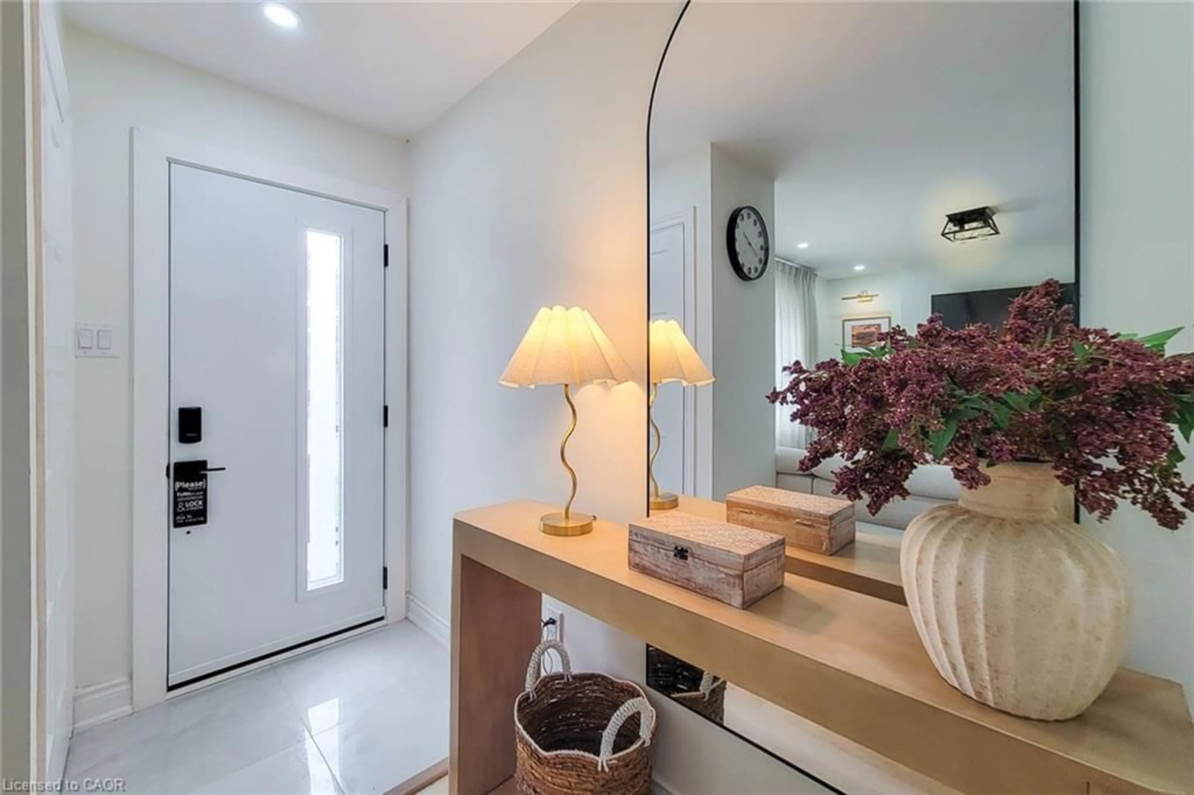 Indoor entryway for 8 Albemarle St, Brantford Ontario N3S 4N2