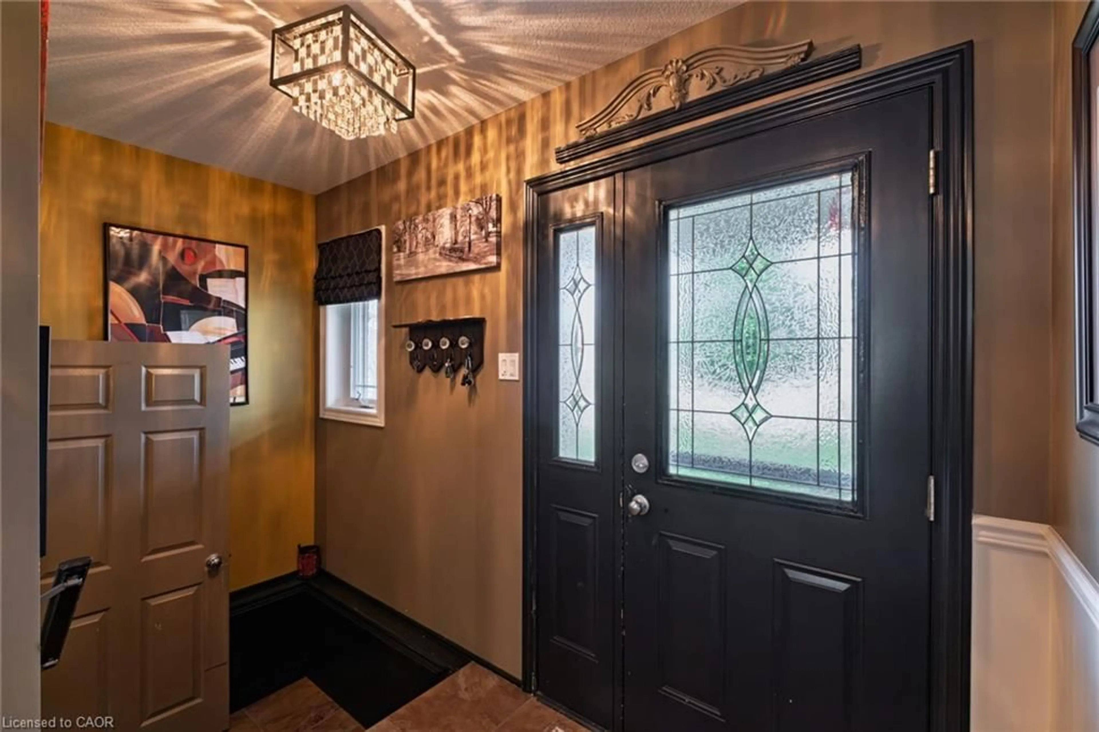 Indoor entryway for 98 Sanders Cres, Tillsonburg Ontario N4G 0B4