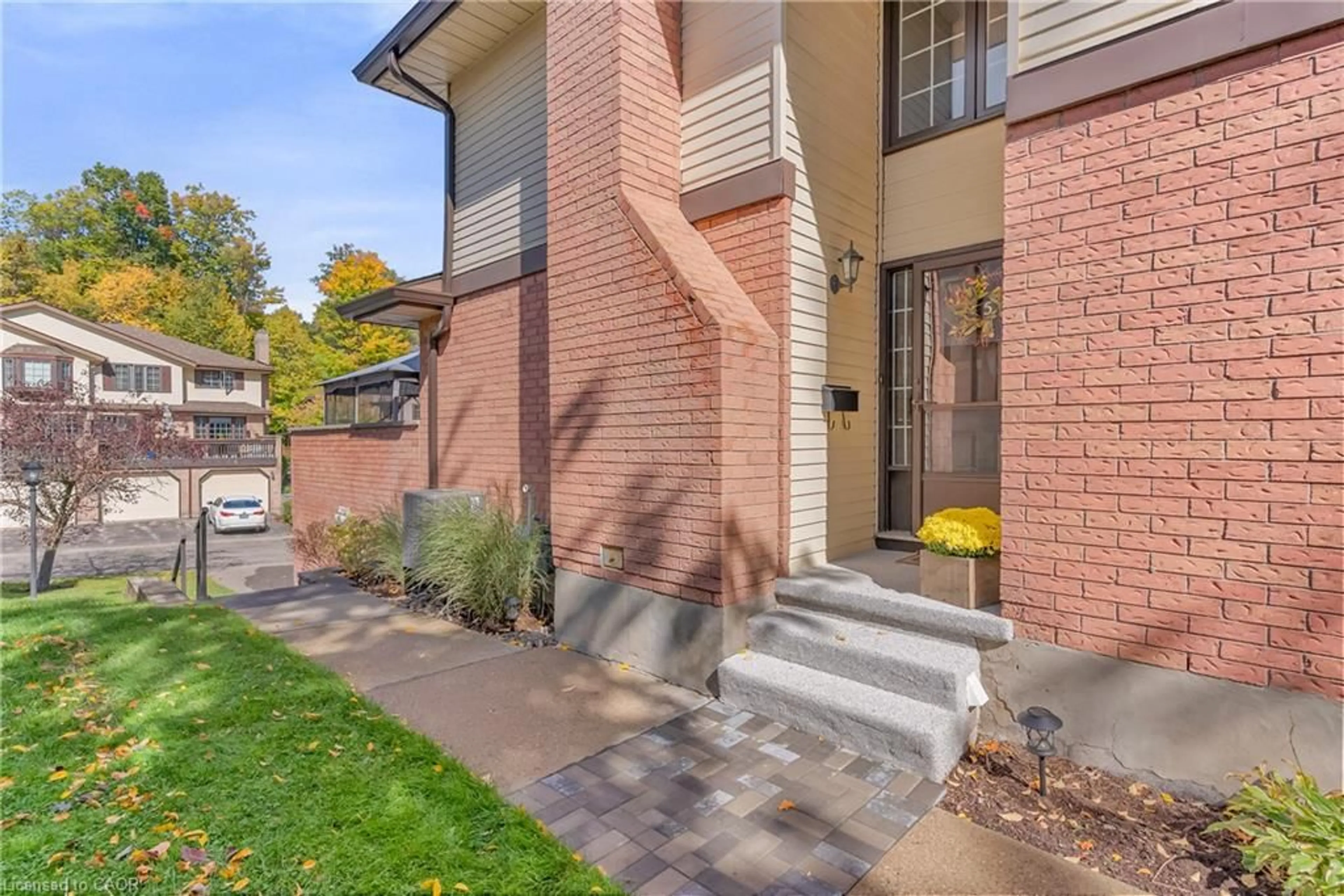 Home with brick exterior material, street for 232 Kingswood Dr #5, Kitchener Ontario N2E 2K2