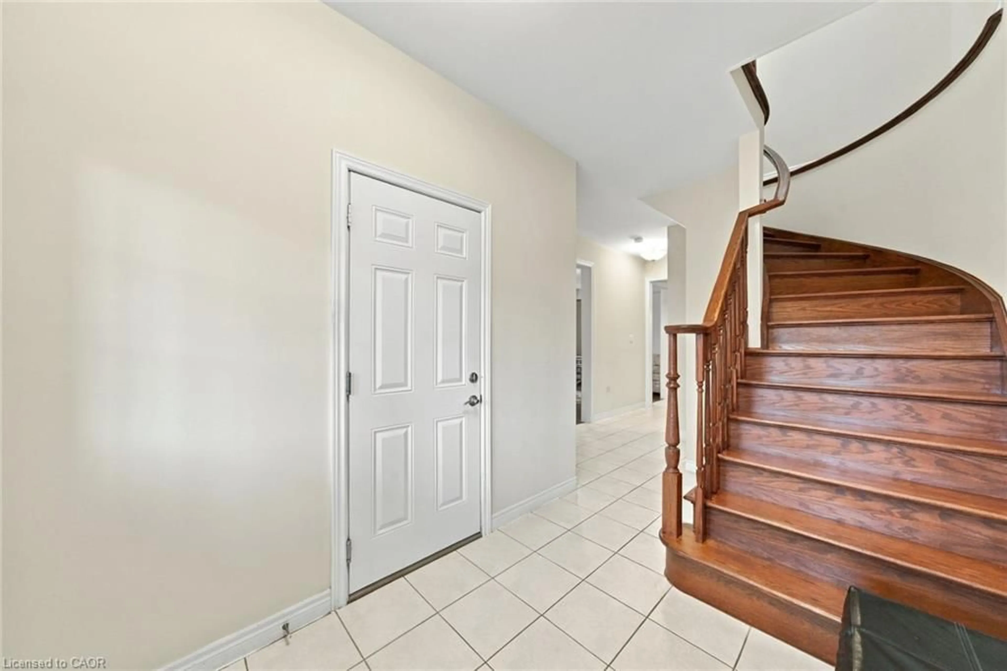 Indoor foyer for 27 Hazelton Ave, Hamilton Ontario L9B 0E7