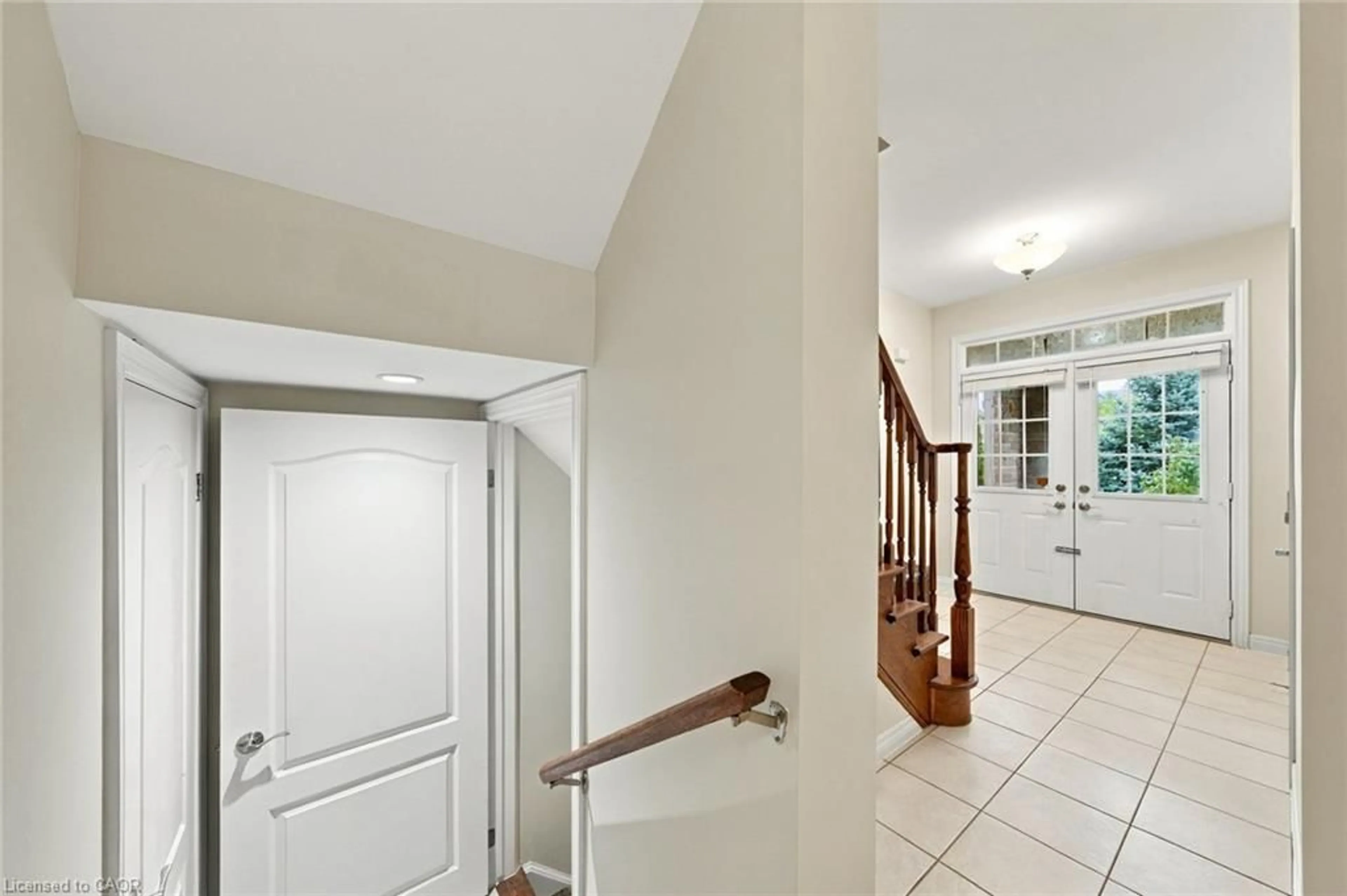 Indoor foyer for 27 Hazelton Ave, Hamilton Ontario L9B 0E7