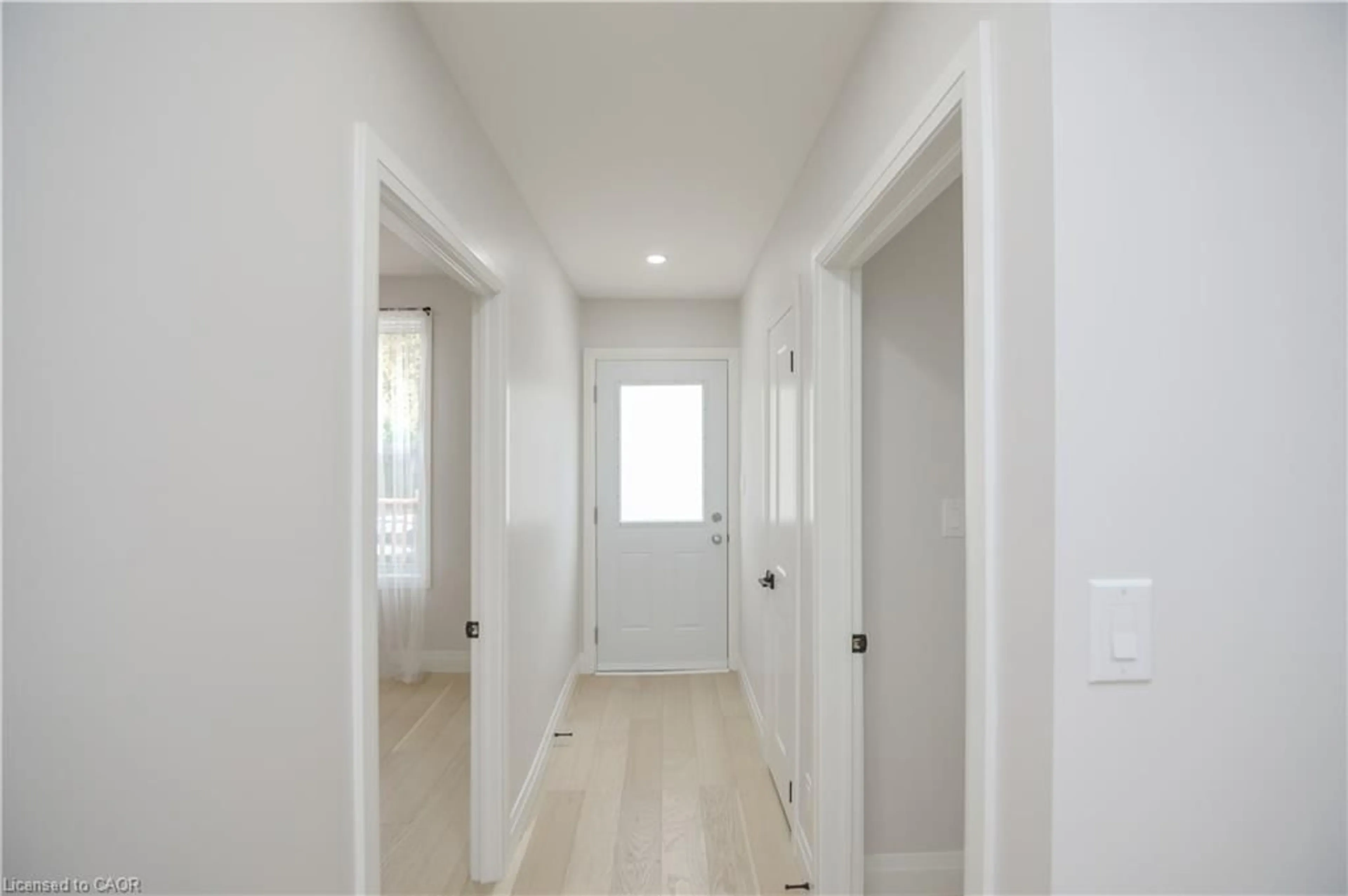 Indoor entryway for 256 Rosslyn Ave, Hamilton Ontario L8L 7R1
