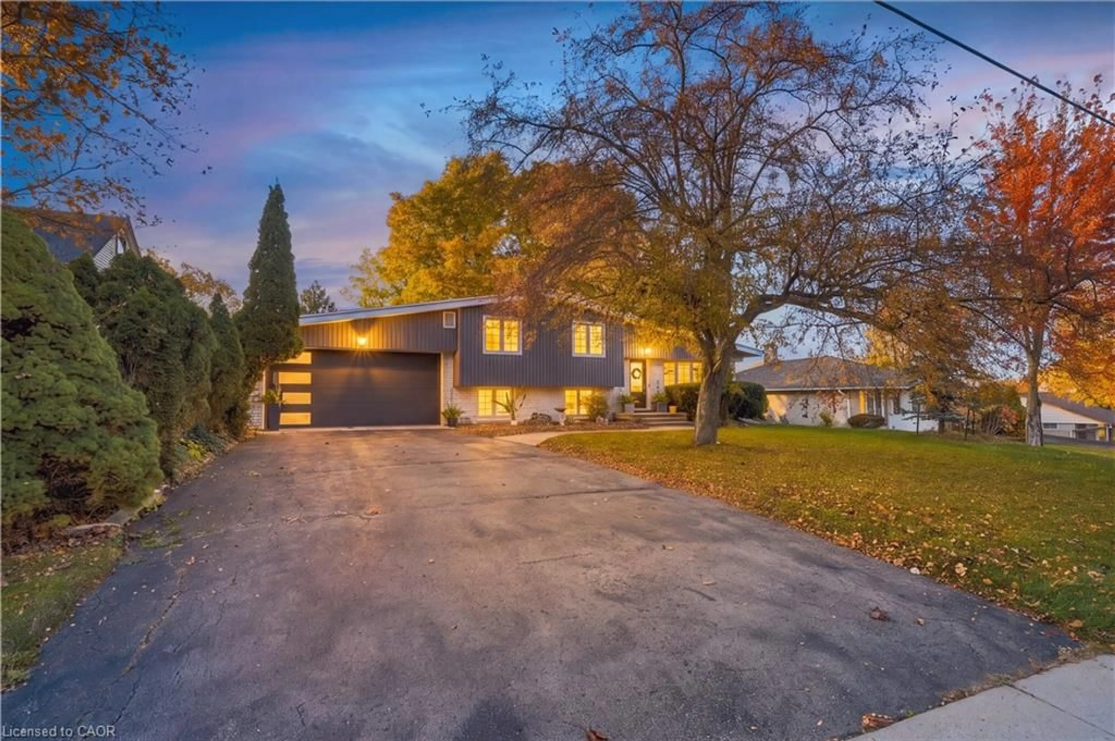 A pic from outside/outdoor area/front of a property/back of a property/a pic from drone, street for 92 Water St, St. Jacobs Ontario N0B 2N0
