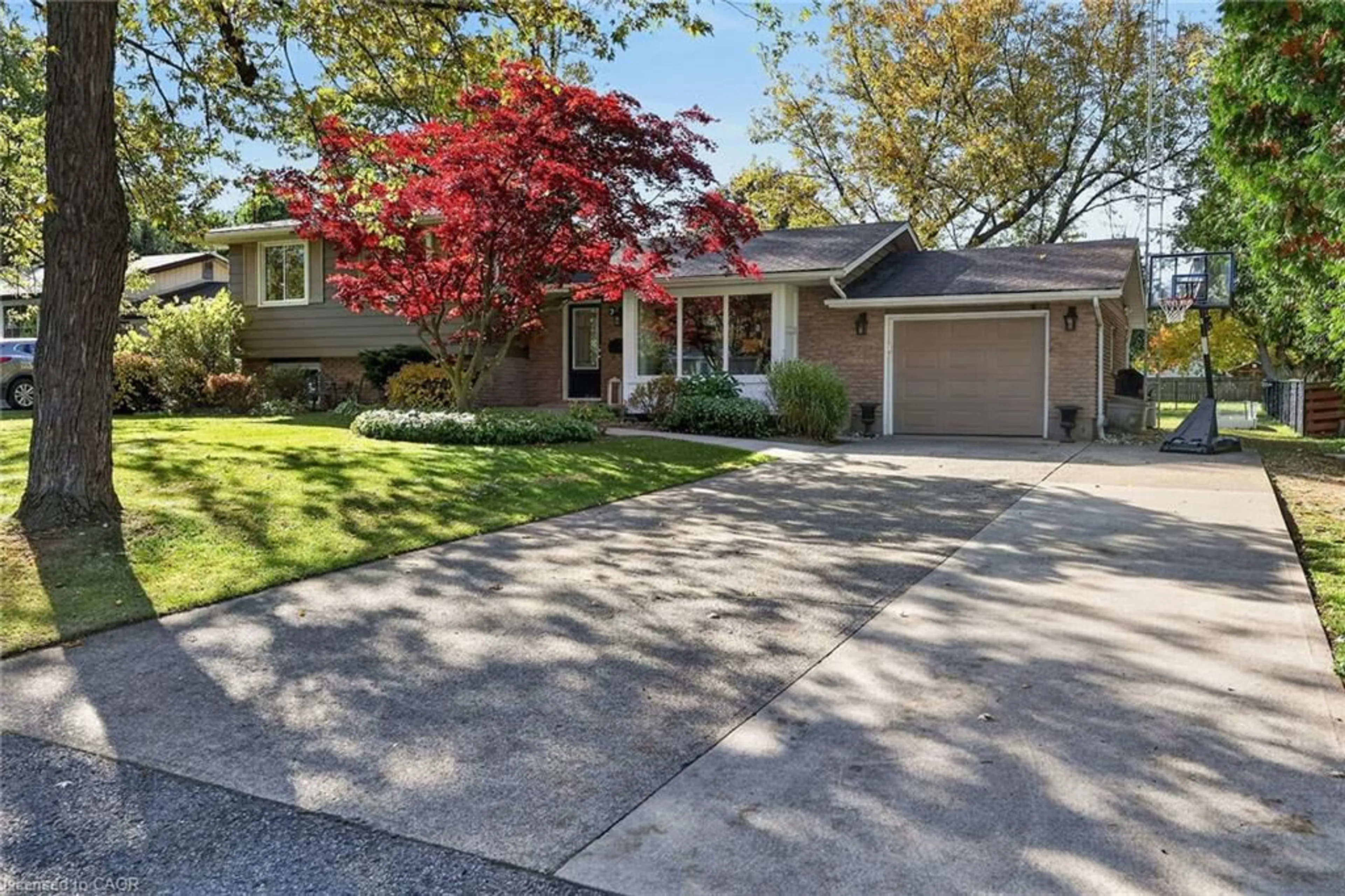 Home with vinyl exterior material, street for 2 Parkdale Cres, Pelham Ontario L3E 0K6