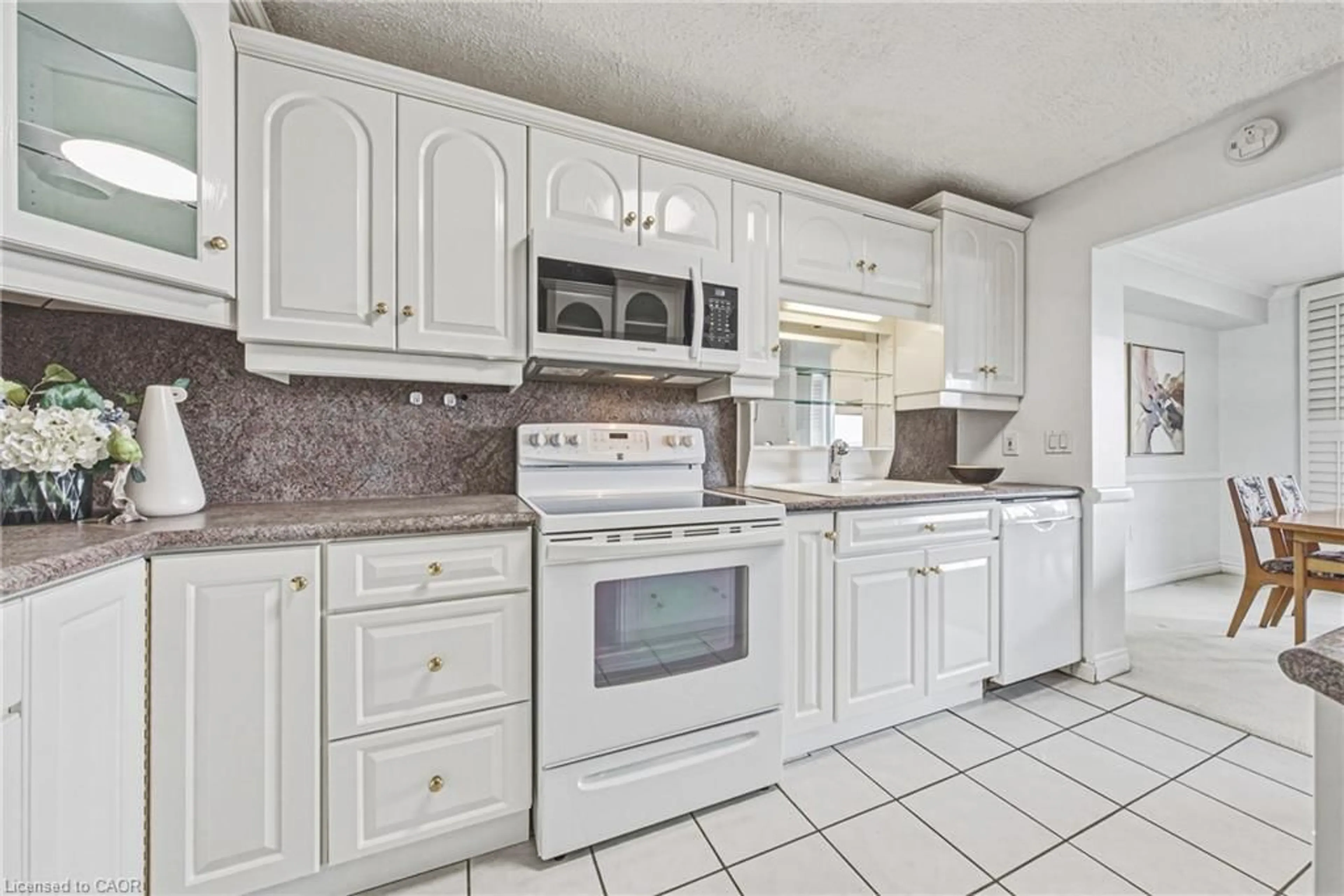 Standard kitchen, ceramic/tile floor for 2055 Upper Middle Rd #1005, Burlington Ontario L7P 3P4