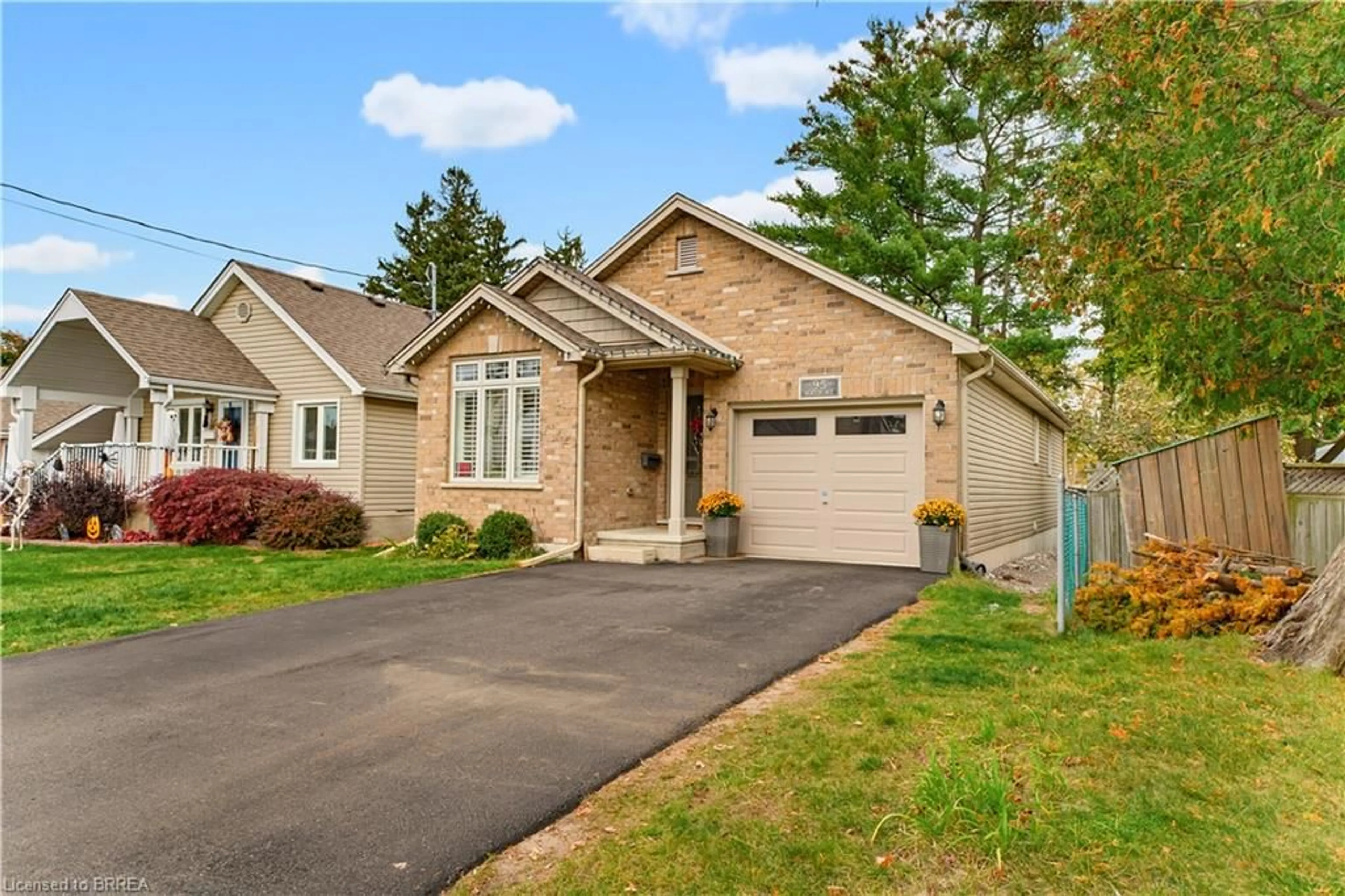 Home with vinyl exterior material, street for 95 Morton Ave, Brantford Ontario N3R 2N9