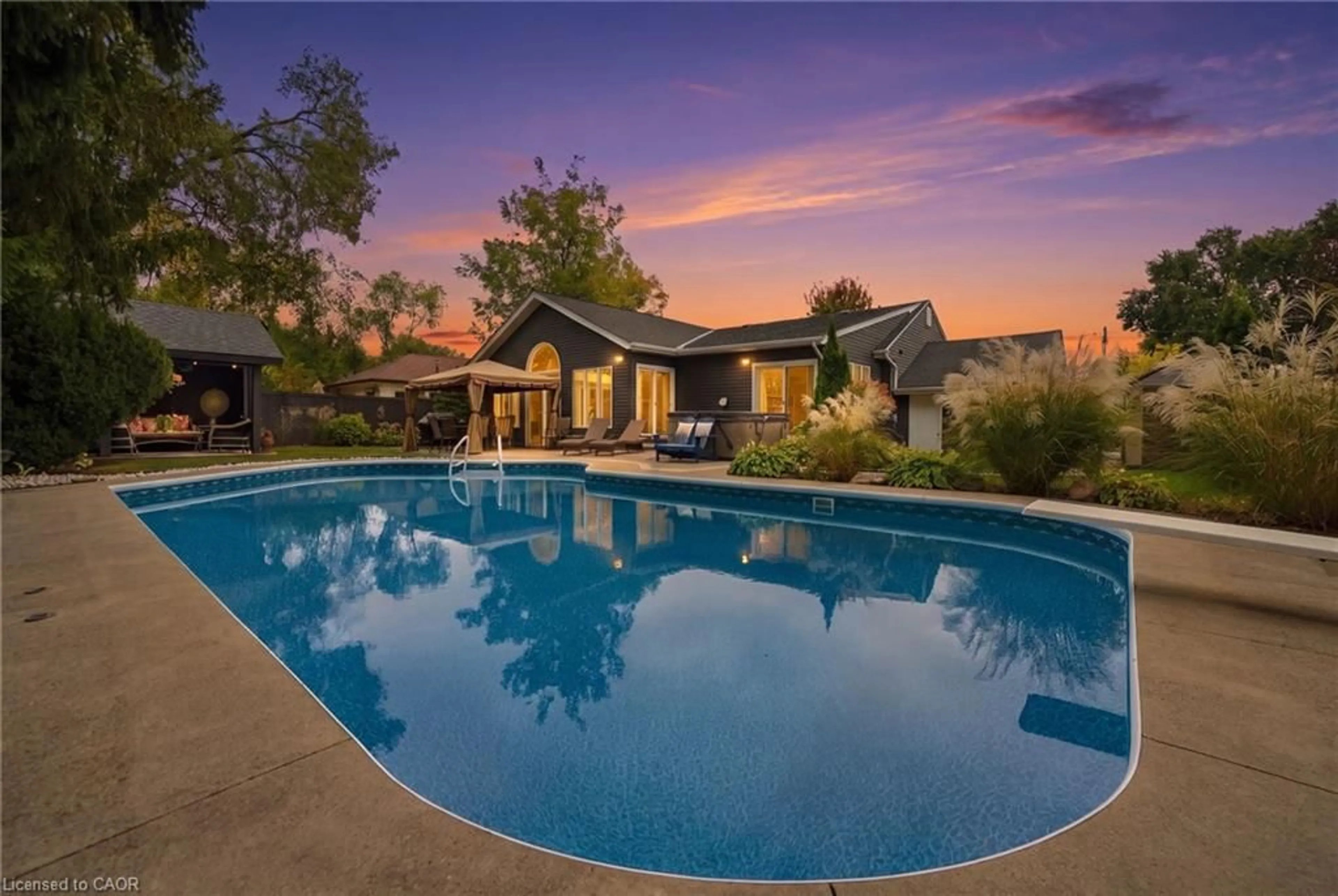 Pool for 2101 Edinburgh Dr, Burlington Ontario L7R 2C8
