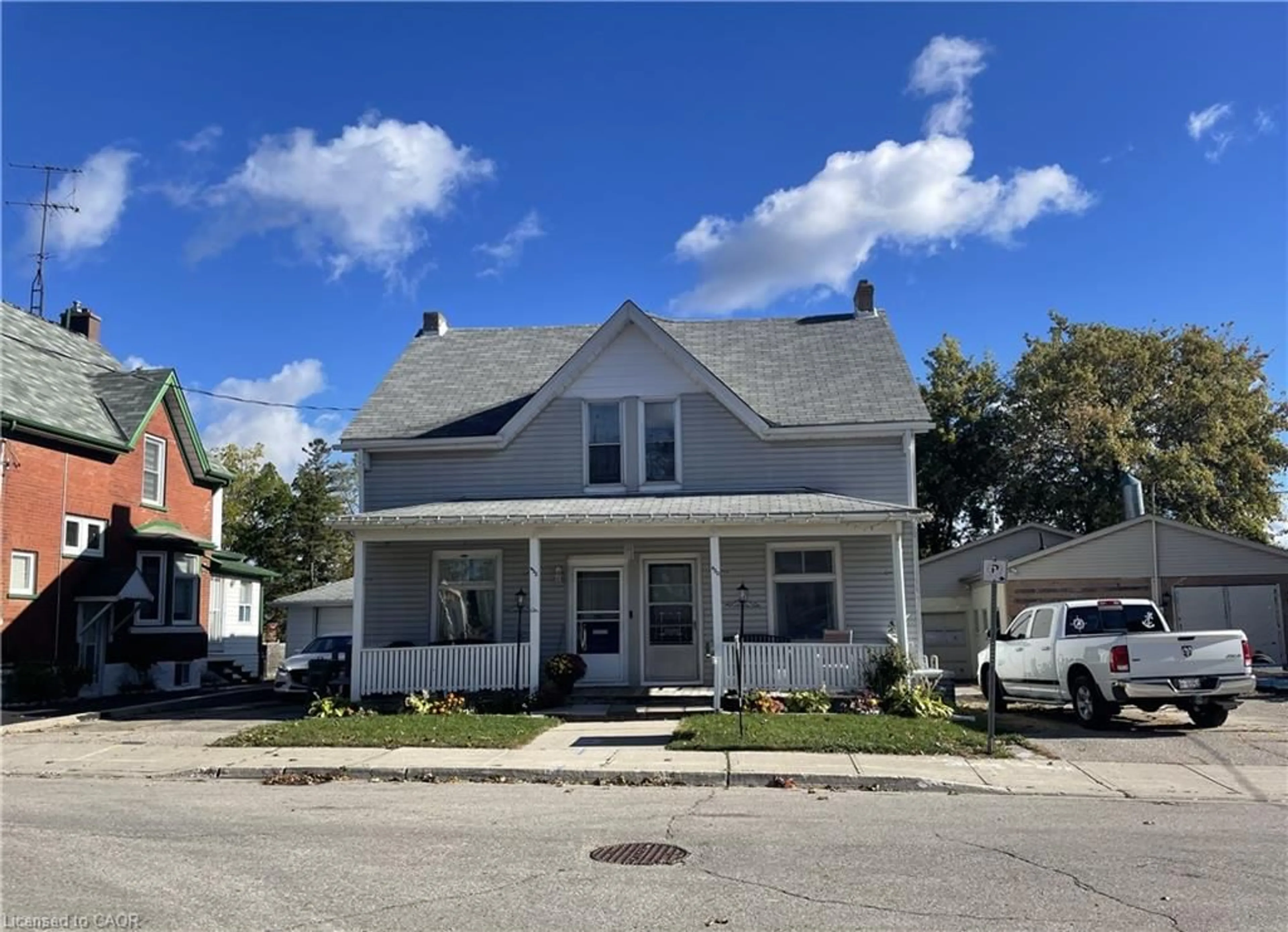A pic from outside/outdoor area/front of a property/back of a property/a pic from drone, street for 430-432 Duke St, Kitchener Ontario N2H 3Y8
