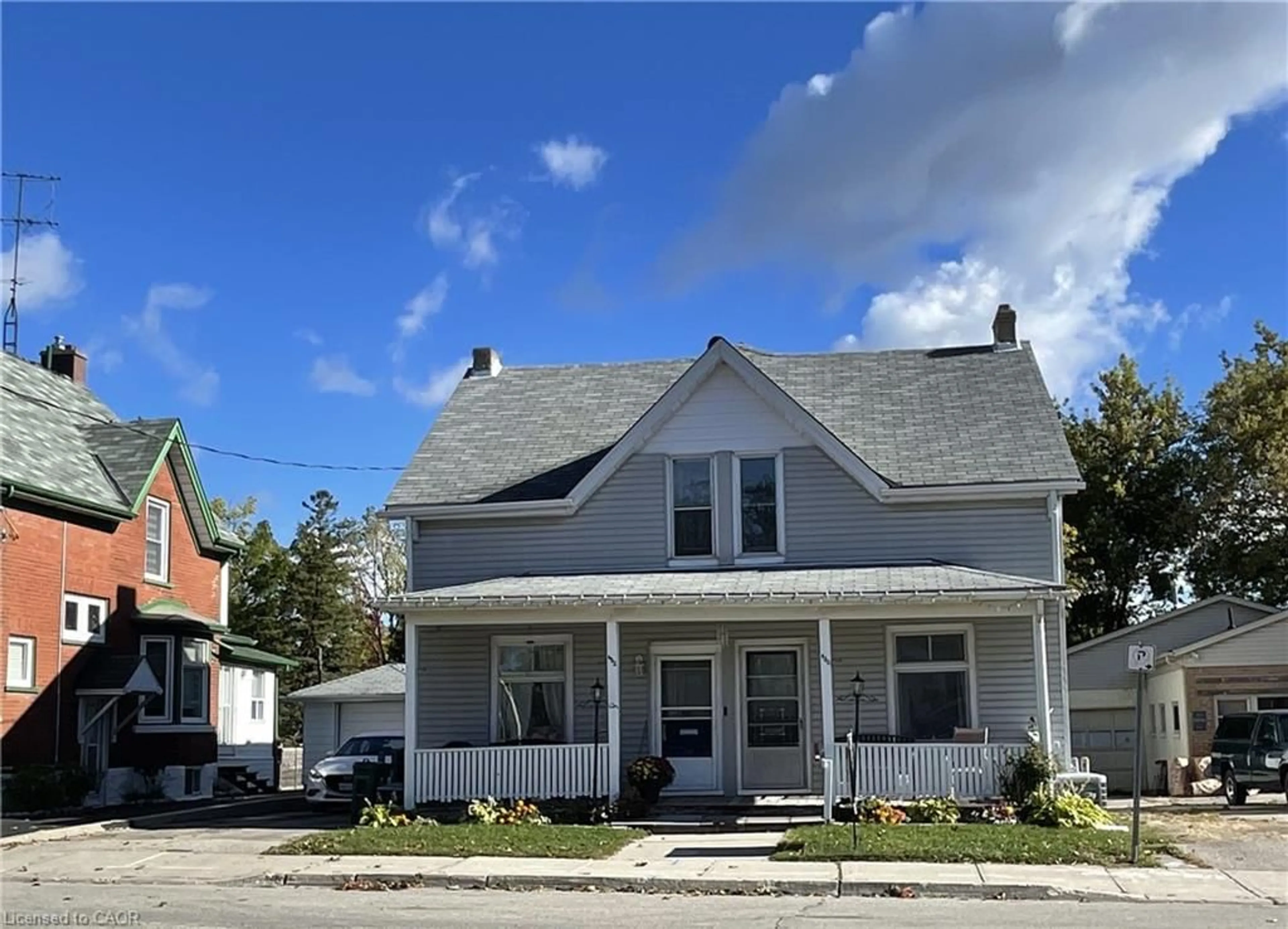 Home with vinyl exterior material, street for 430-432 Duke St, Kitchener Ontario N2H 3Y8