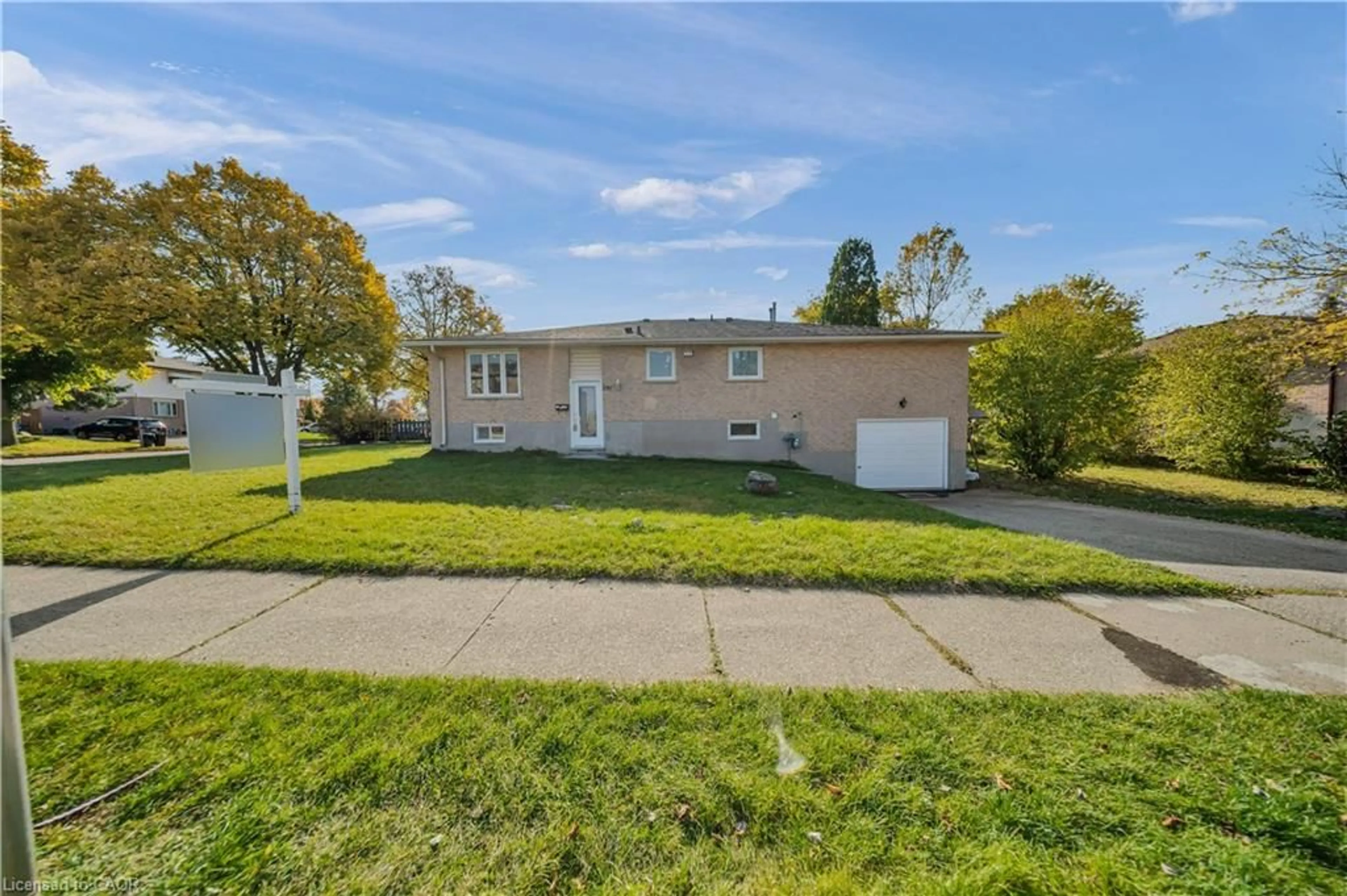 A pic from outside/outdoor area/front of a property/back of a property/a pic from drone, street for 797 Doon Village Rd, Kitchener Ontario N2P 1A1