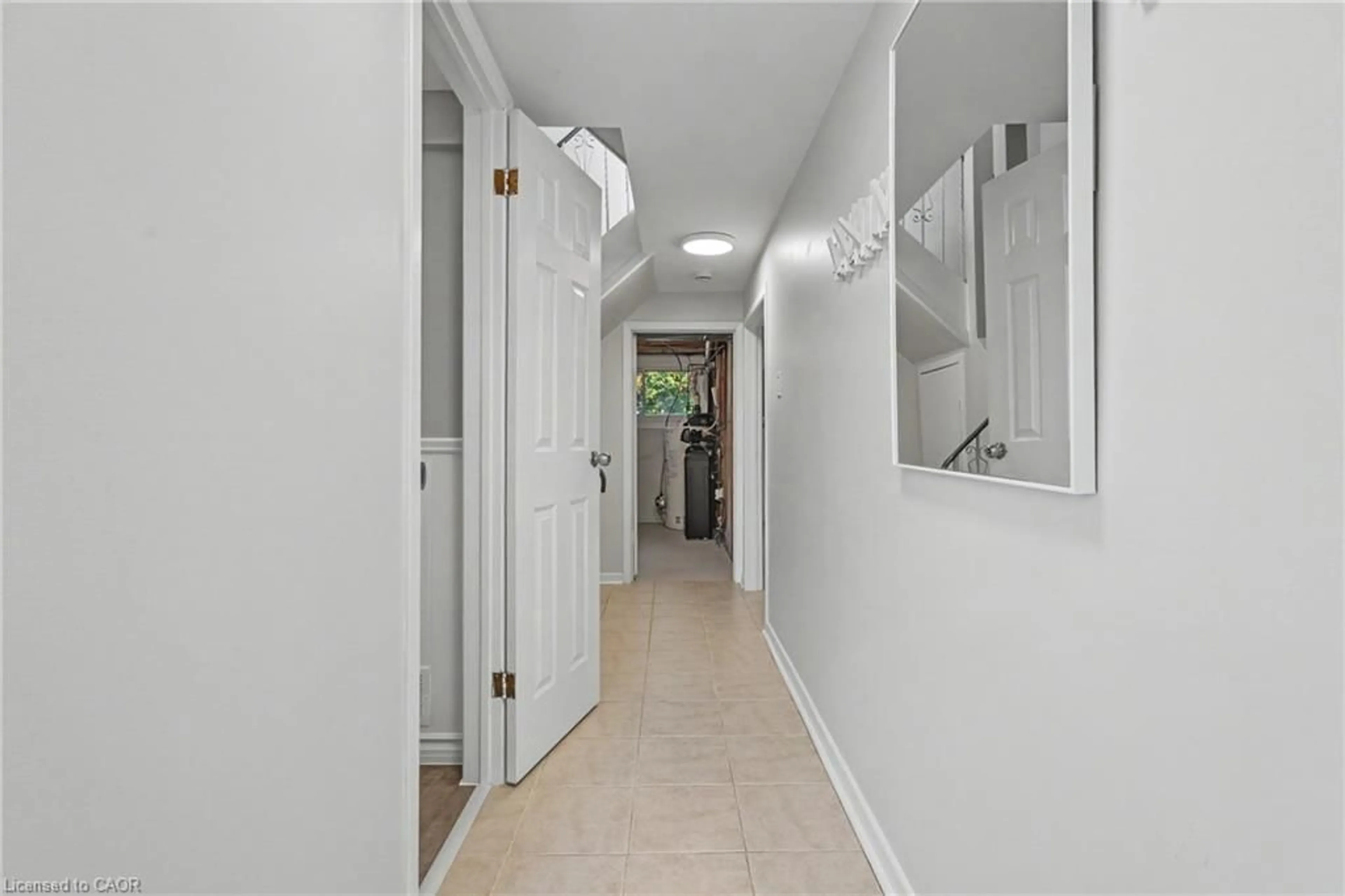 Indoor foyer for 190 Grulke St #9, Kitchener Ontario N2A 1T1