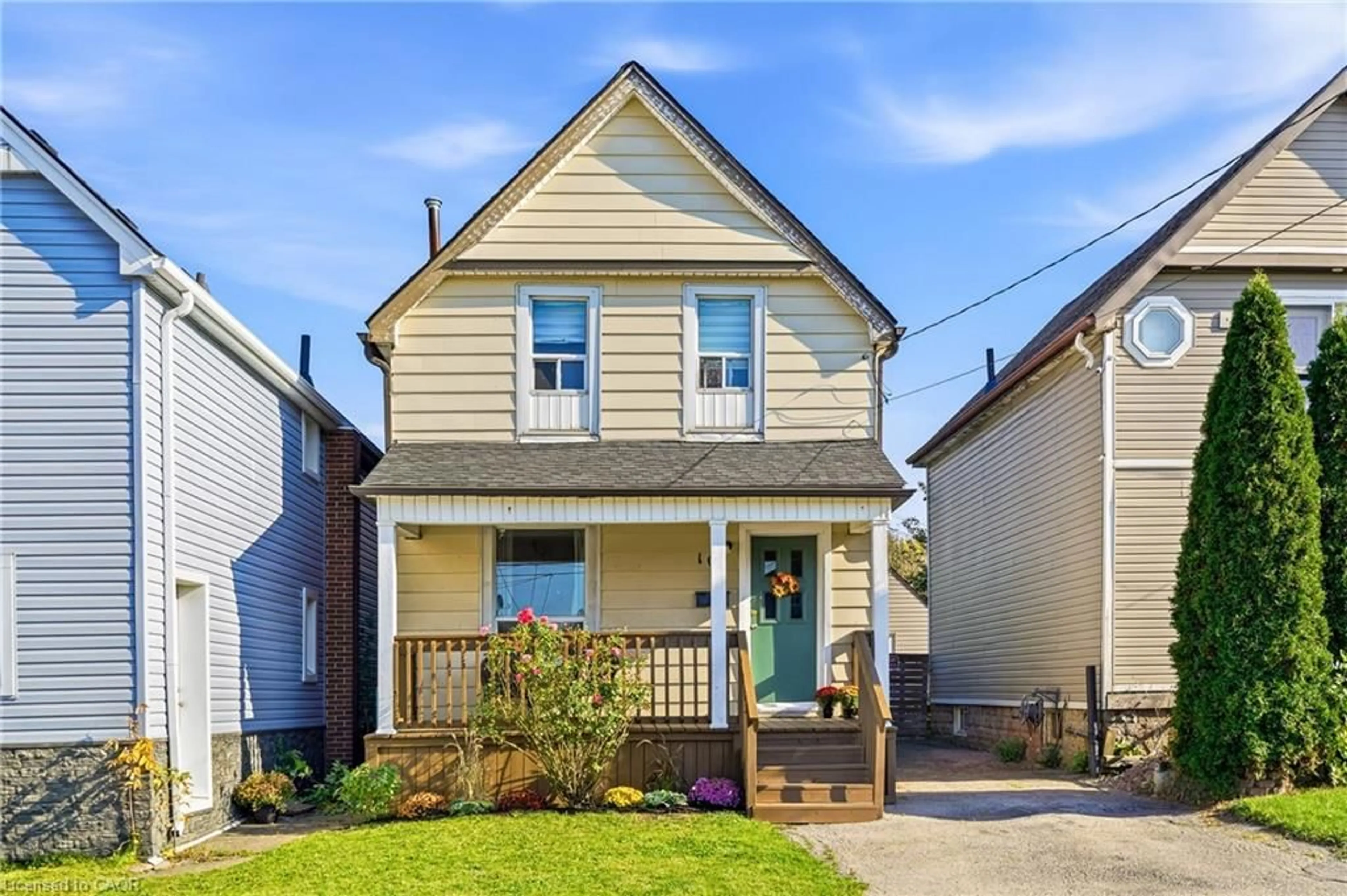 Home with vinyl exterior material, street for 108 Robins Ave, Hamilton Ontario L8H 4N6