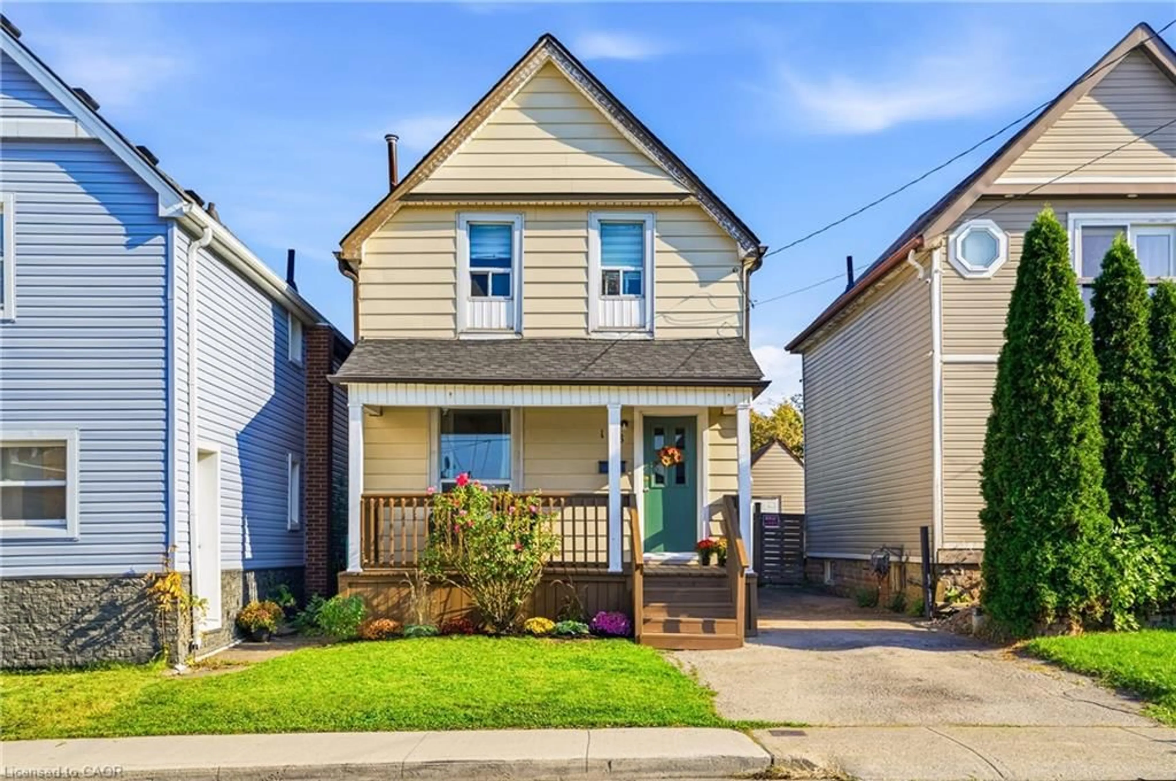 Home with vinyl exterior material, street for 108 Robins Ave, Hamilton Ontario L8H 4N6