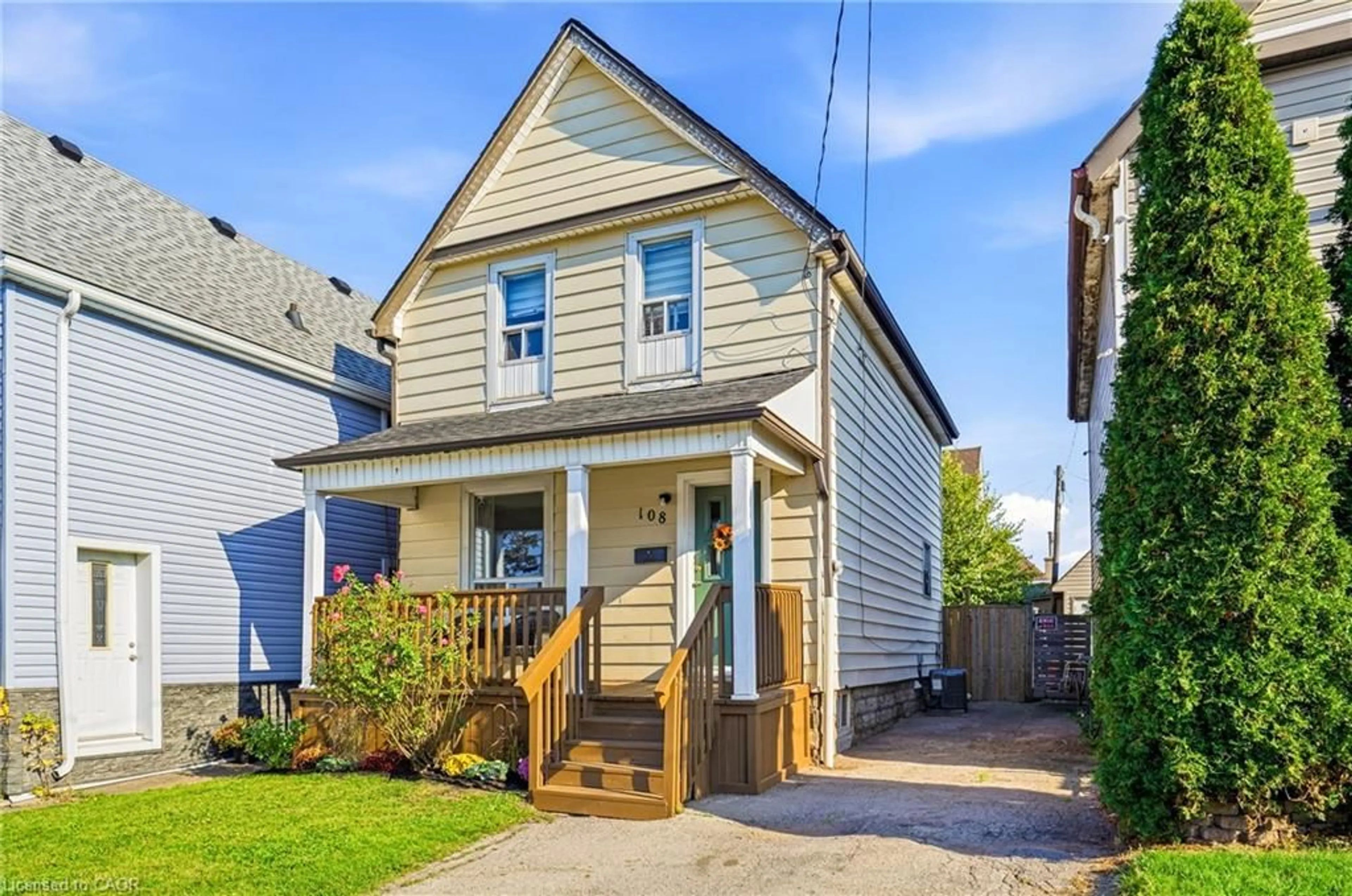Home with vinyl exterior material, street for 108 Robins Ave, Hamilton Ontario L8H 4N6