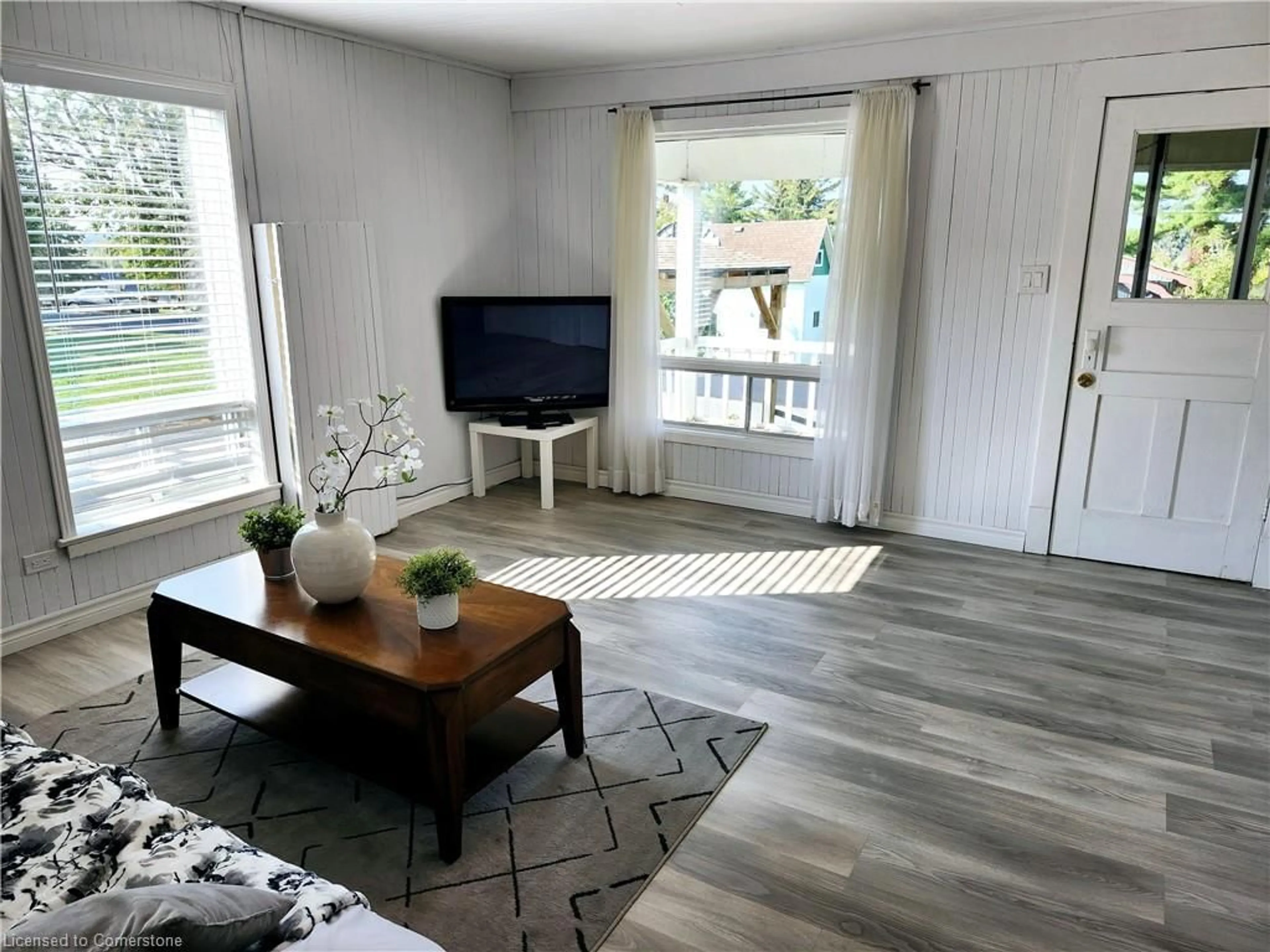 Living room, wood floors for 142 Wilson Lake Cres, Parry Sound Ontario P0H 1Y0