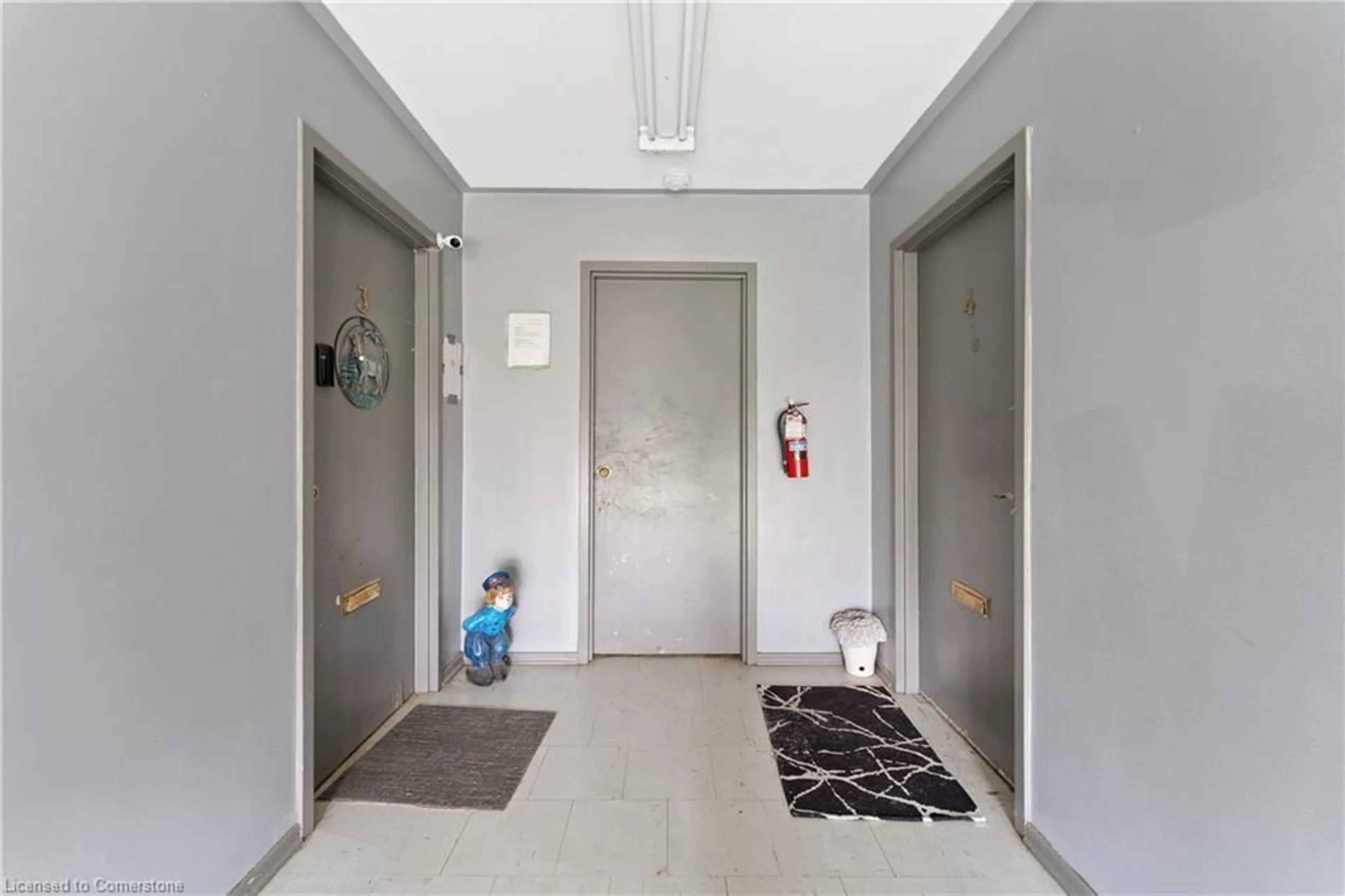 Indoor foyer, cement floor for 256 South Dr, Simcoe Ontario N3Y 1G8