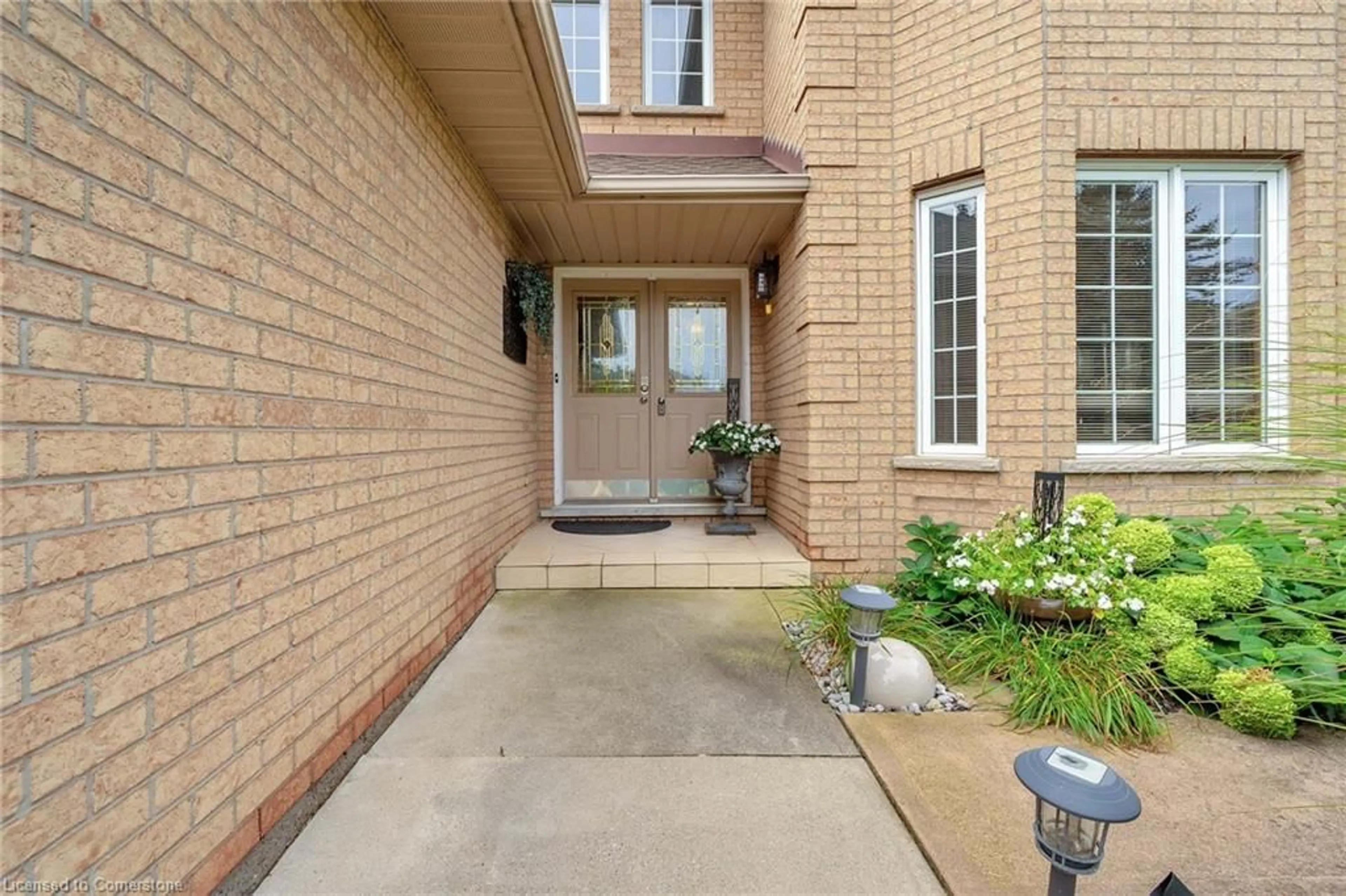 Indoor entryway, wood floors for 9 Sugarberry Crt, Stoney Creek Ontario L8E 5E6