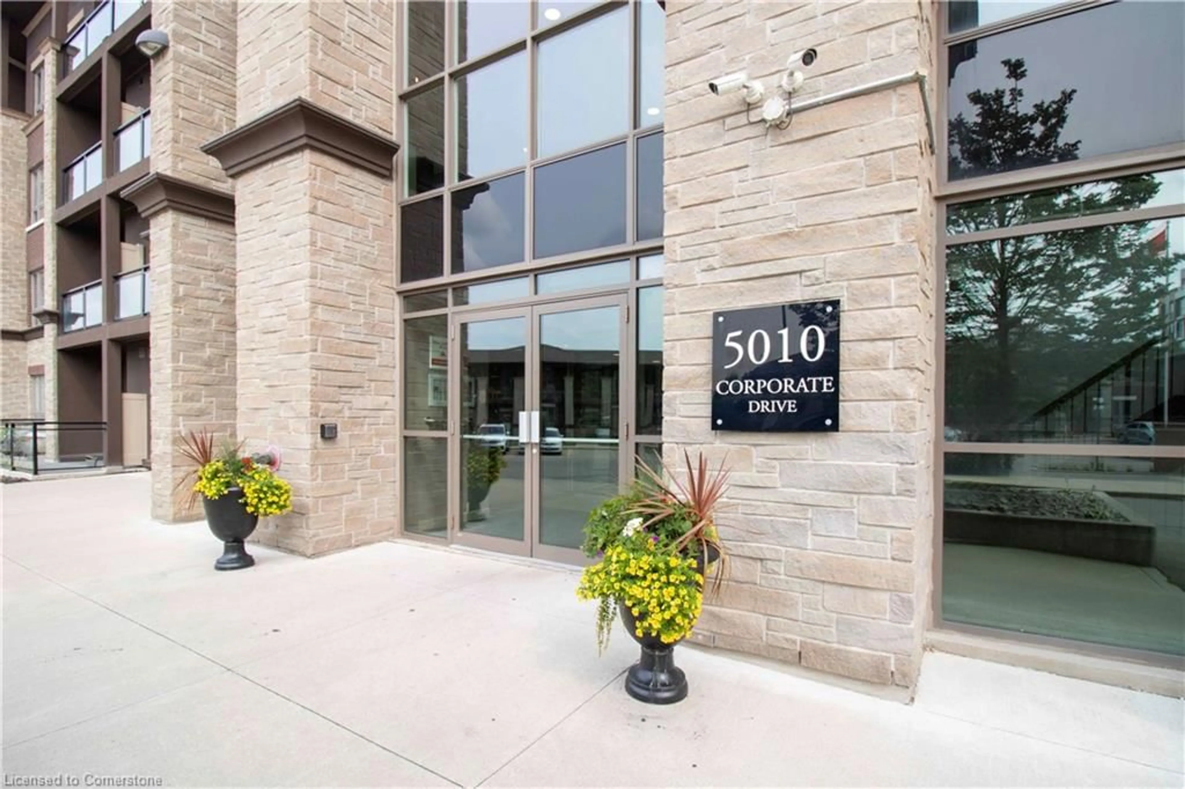 Indoor lobby, ceramic floors for 5010 Corporate Dr #230, Burlington Ontario L7L 0H6