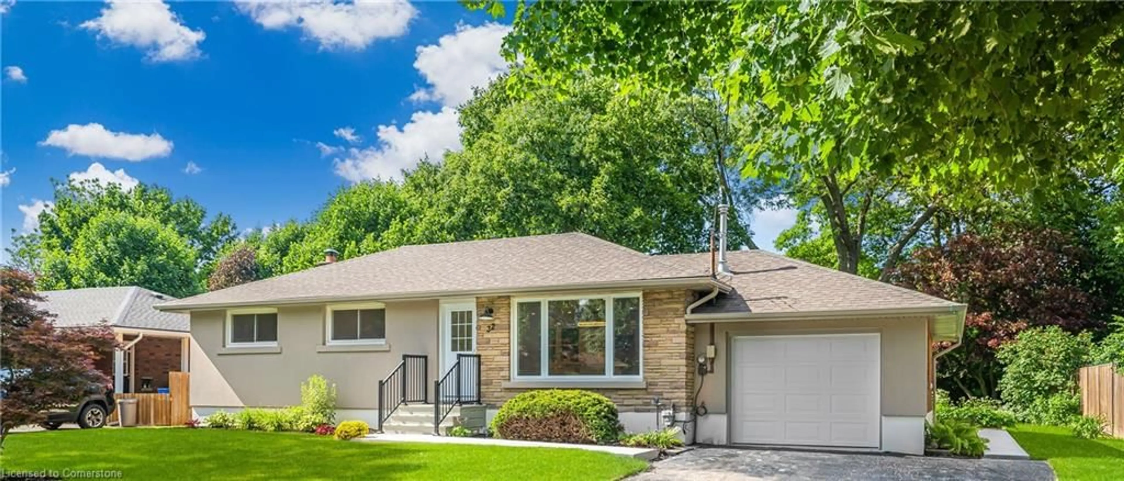 Frontside or backside of a home, cottage for 32 Strathcona Dr, Fonthill Ontario L0S 1E0