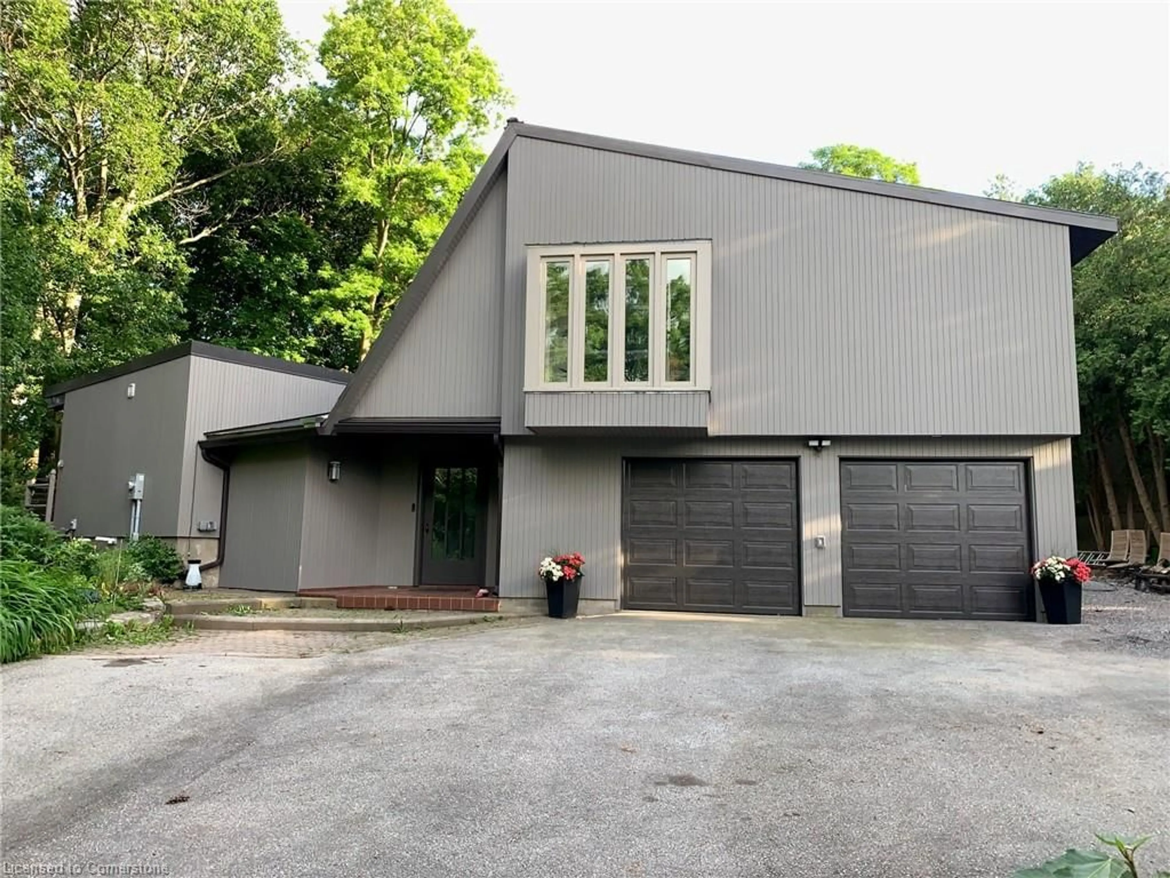 Frontside or backside of a home, cottage for 38 Oak Ave, Dundas Ontario L9H 4Y9