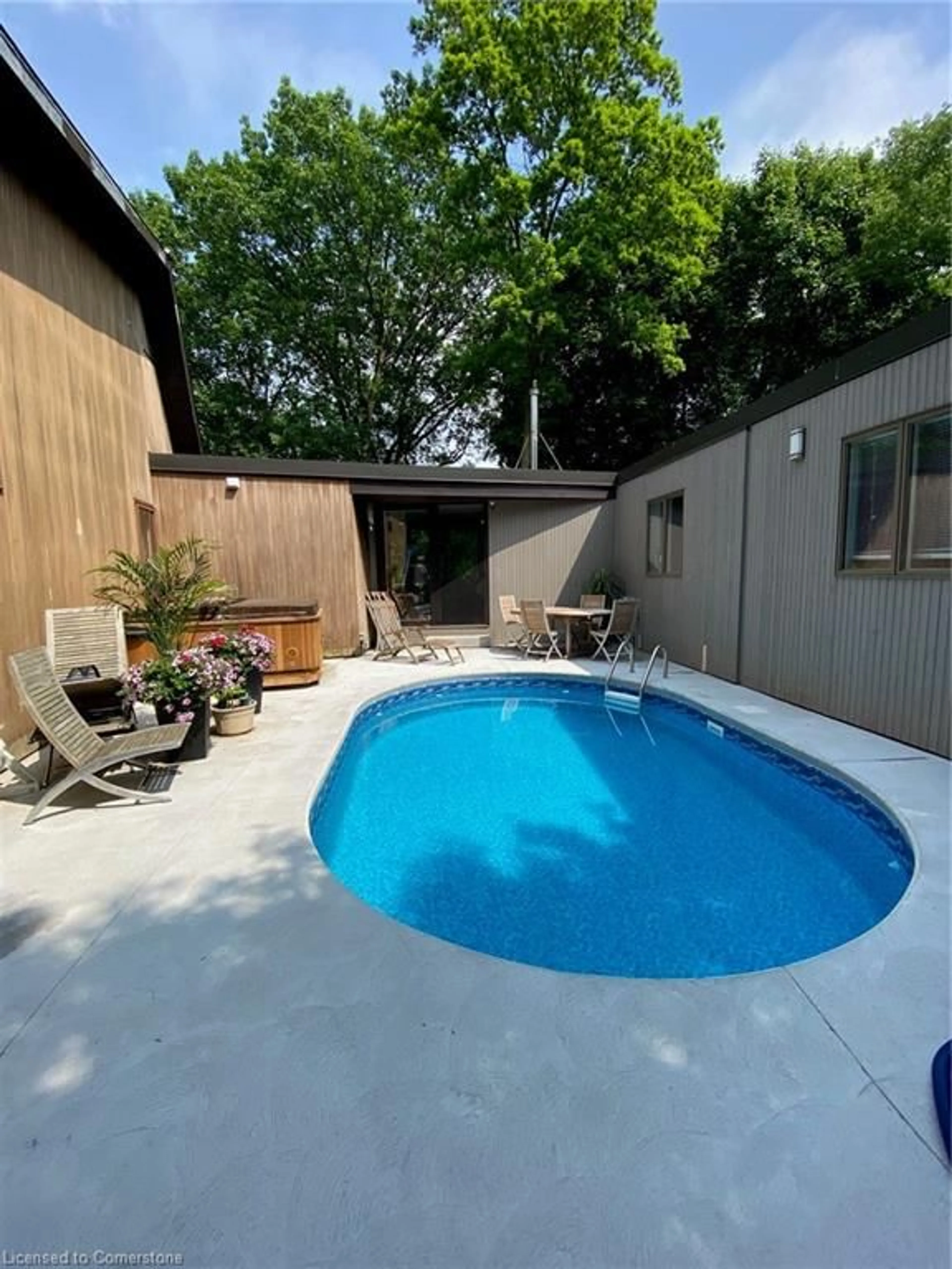 Indoor or outdoor pool for 38 Oak Ave, Dundas Ontario L9H 4Y9