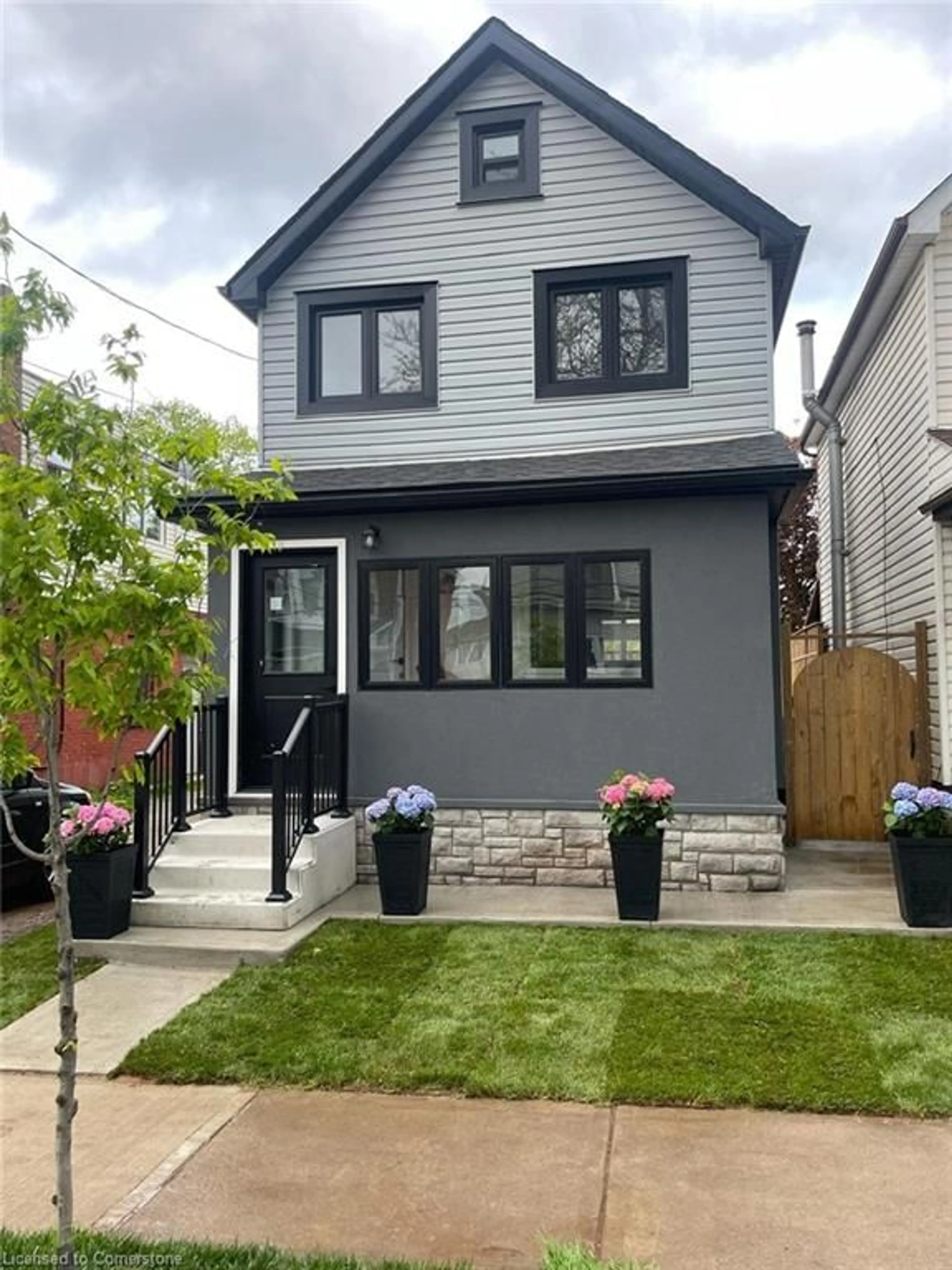 Home with vinyl exterior material for 110 Avondale St, Hamilton Ontario L8L 7B8