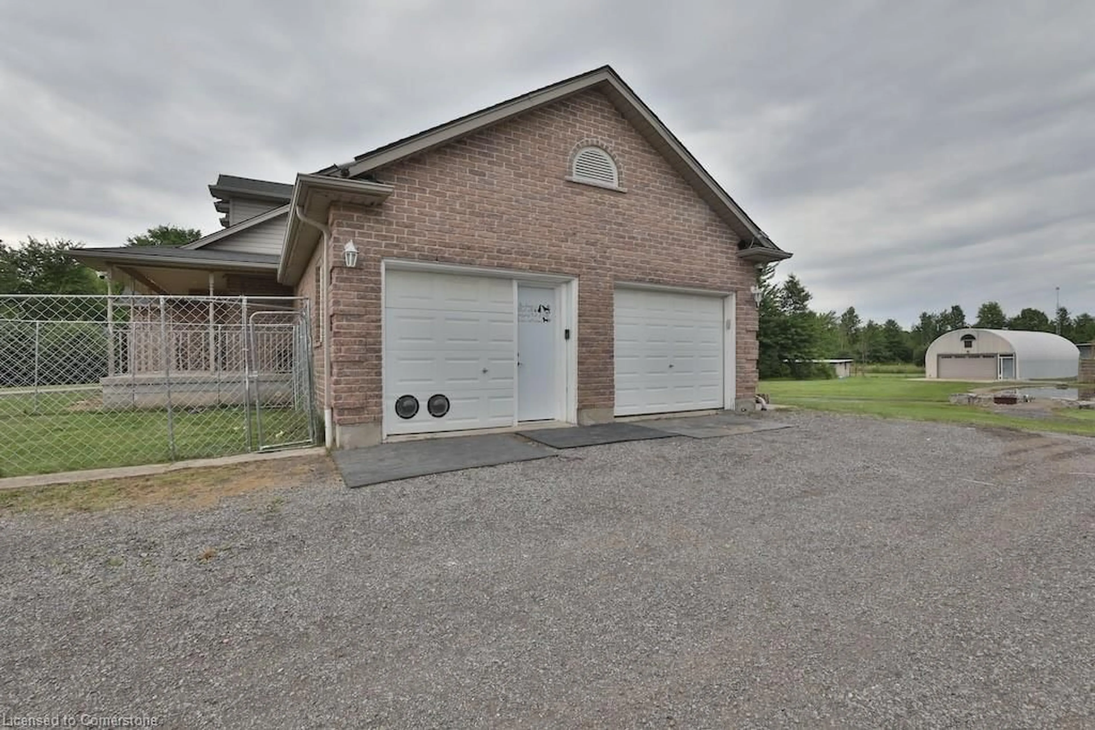 Indoor garage, cement floor for 4531 Weaver Rd, Niagara Falls Ontario L2E 6S6