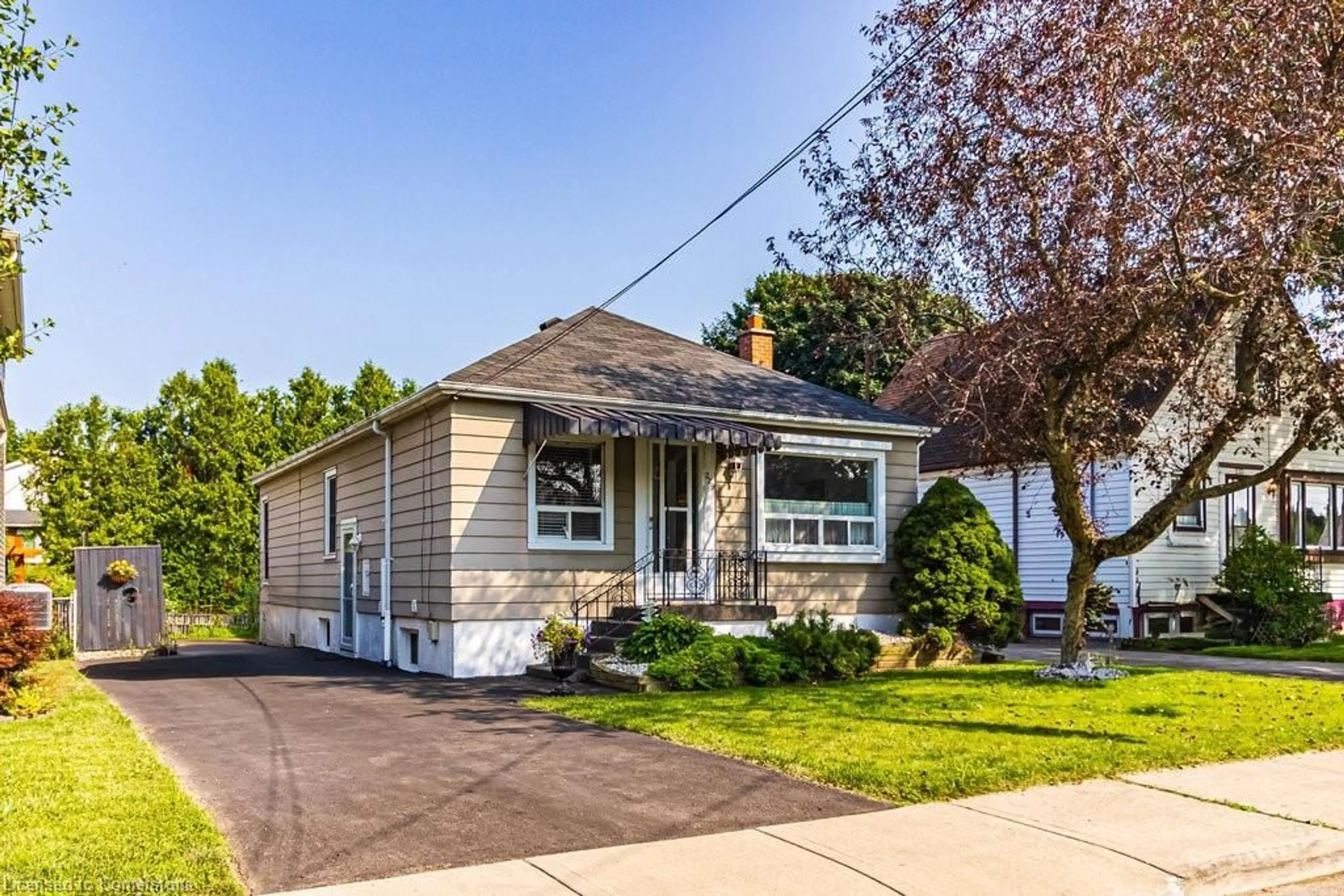 Frontside or backside of a home, cottage for 229 East 28th St, Hamilton Ontario L8V 3H9