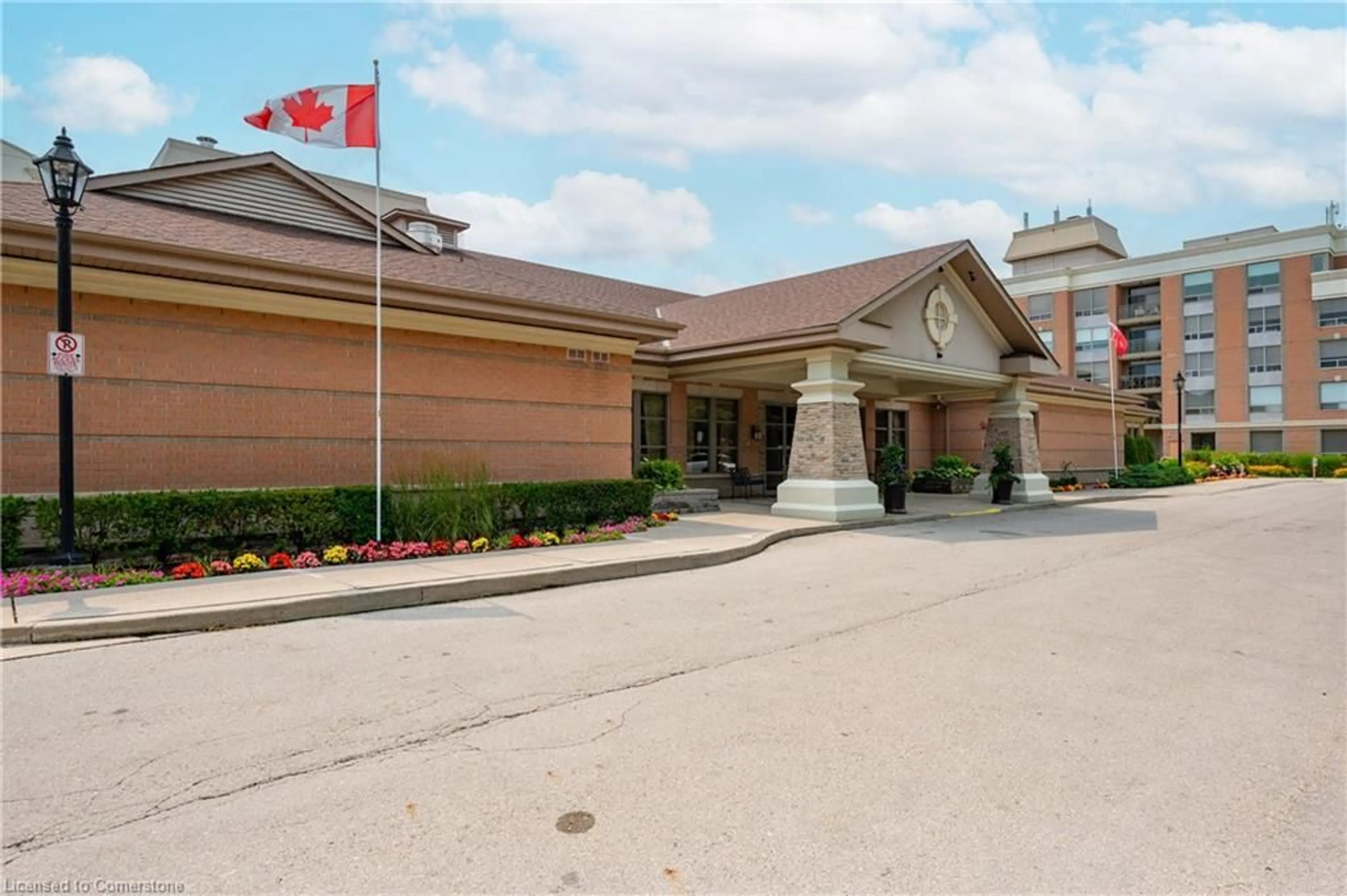 Patio, the front or back of building for 100 Burloak Dr #1214, Burlington Ontario L7L 6P6