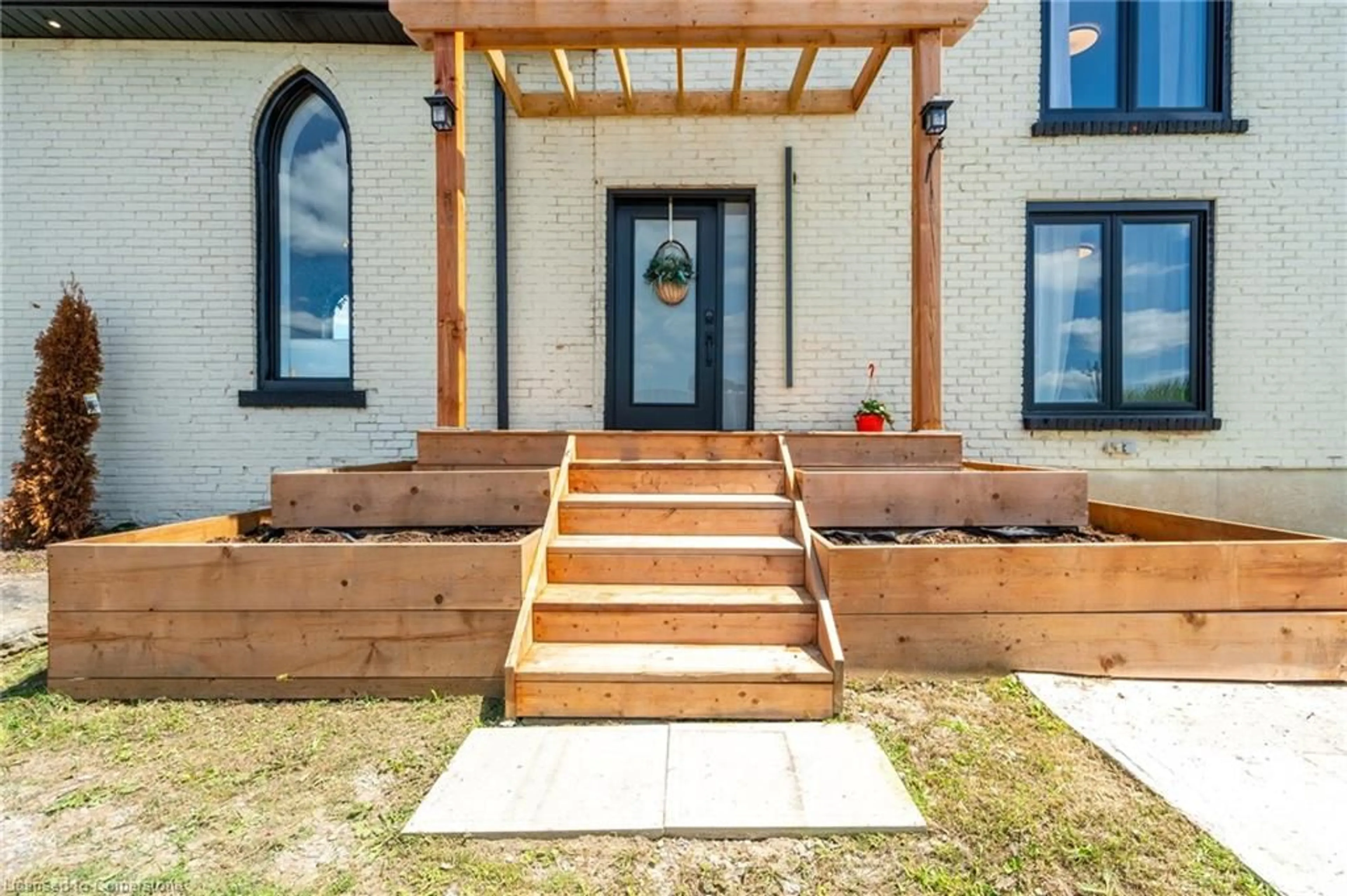 Indoor entryway, wood floors for 6084 Talbot Rd, Cayuga Ontario N0A 1C0