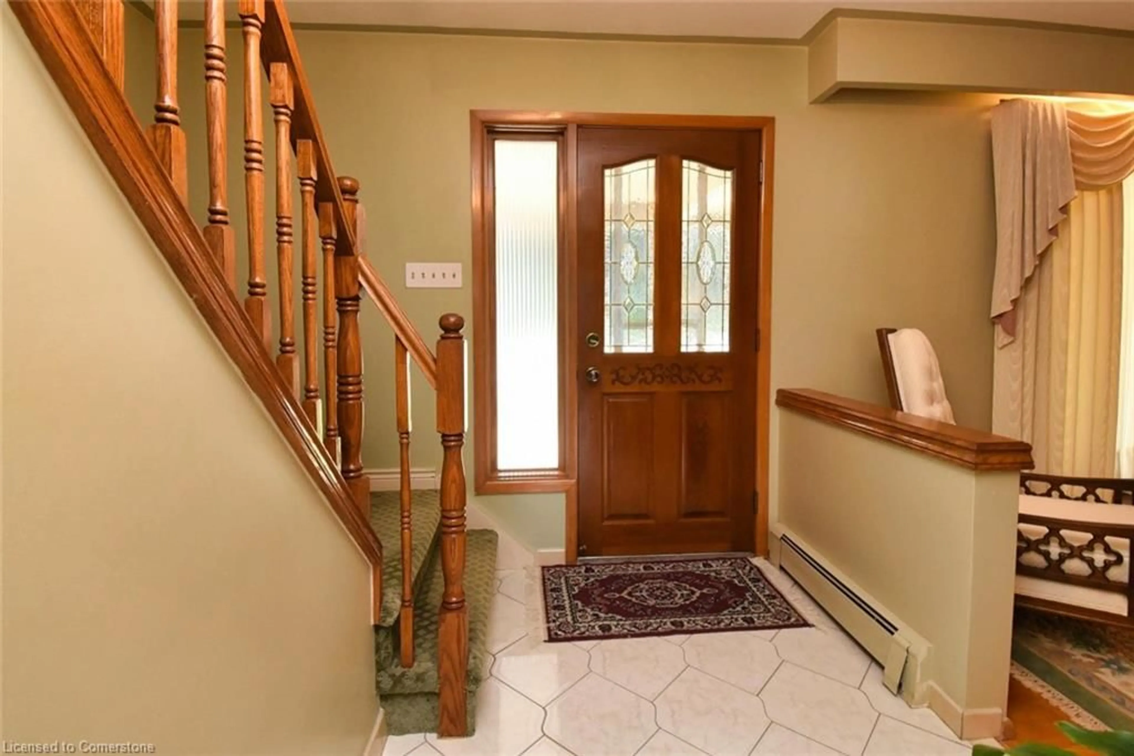 Indoor foyer for 310 Montmorency Dr, Hamilton Ontario L8K 5H1