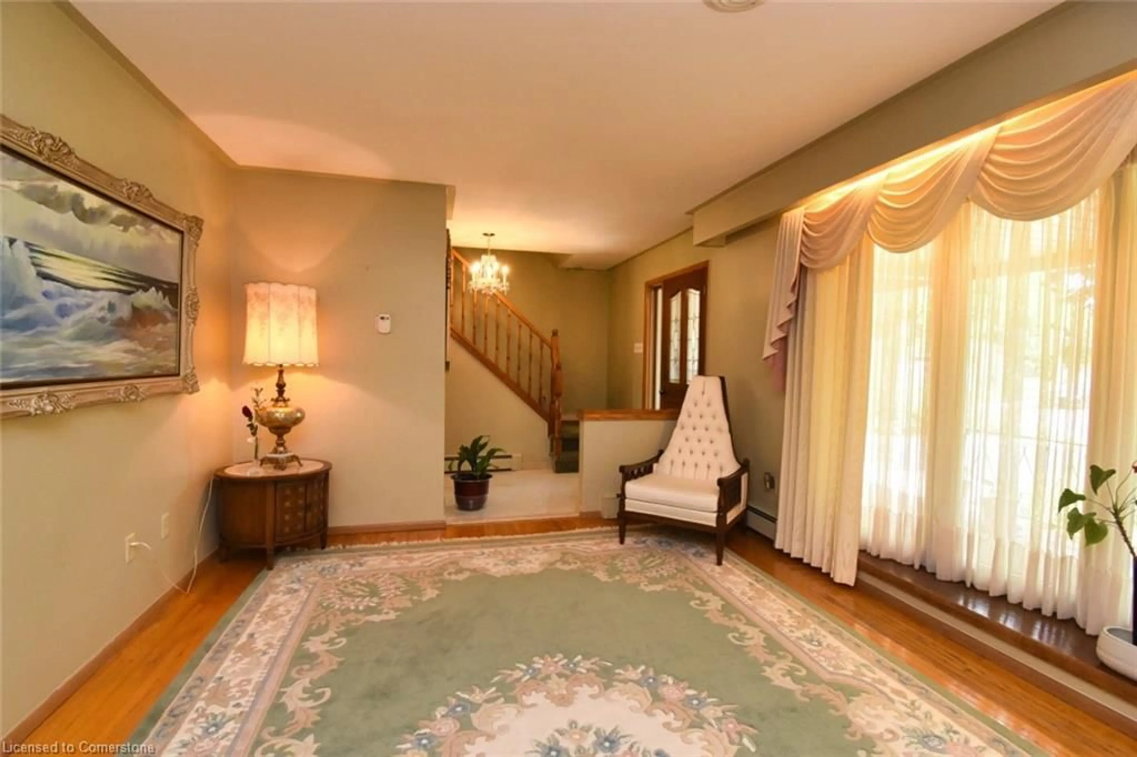 Indoor foyer for 310 Montmorency Dr, Hamilton Ontario L8K 5H1