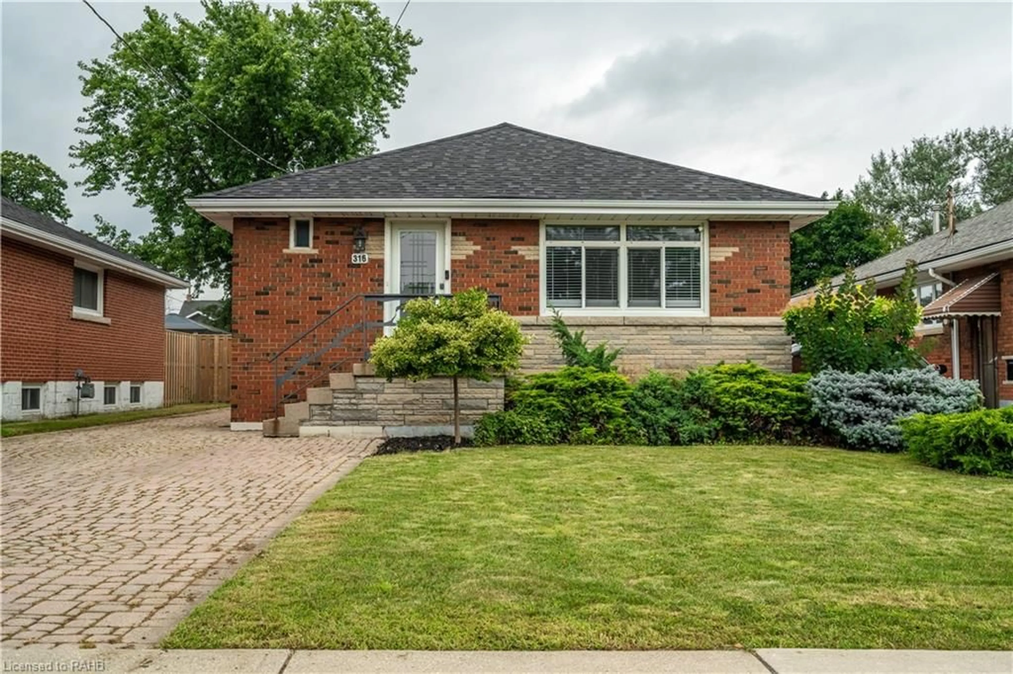 Home with brick exterior material for 316 East 42nd St, Hamilton Ontario L8T 3A7