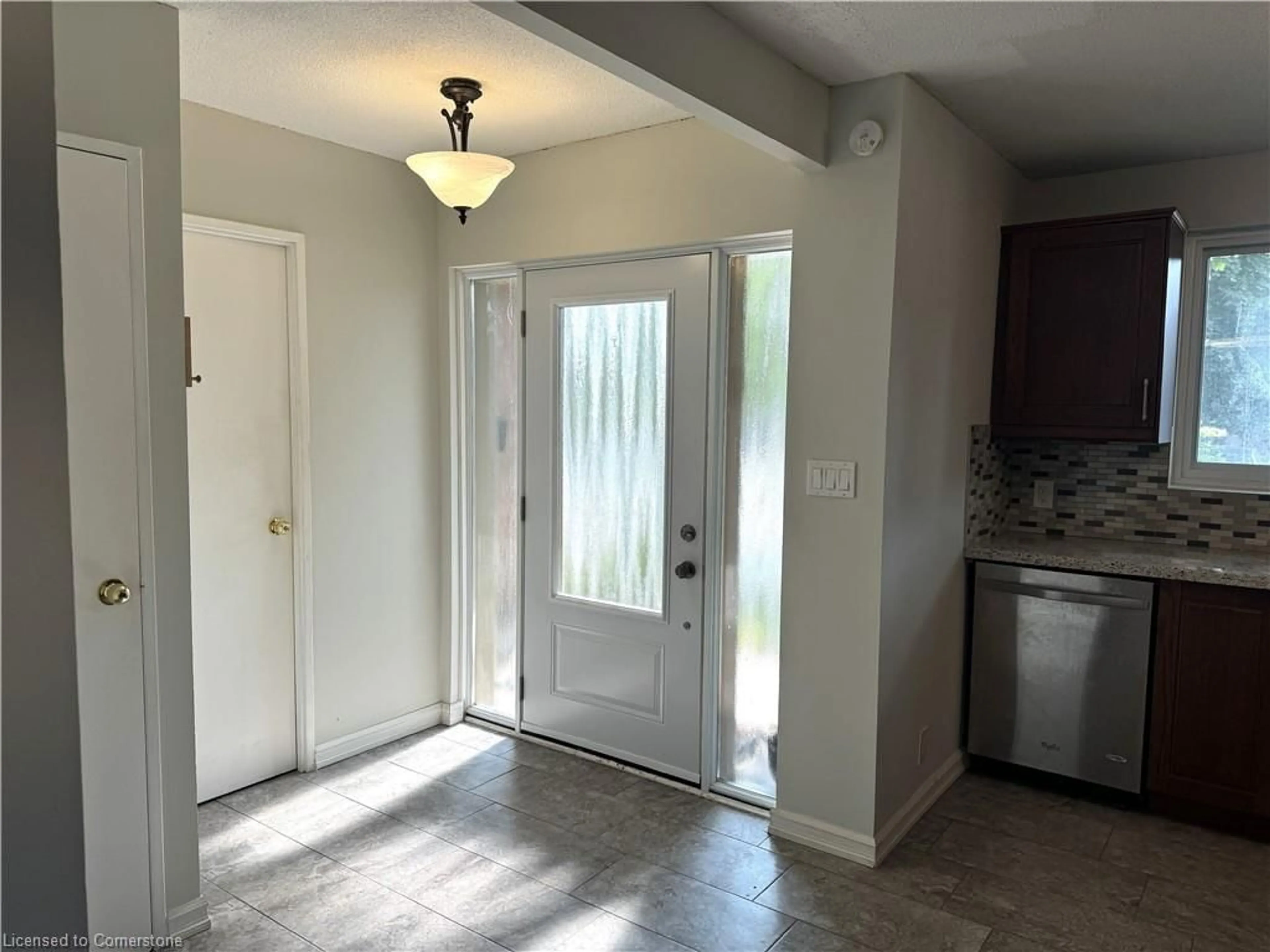 Indoor entryway for 688 Dynes Rd #1, Burlington Ontario L7N 2V6