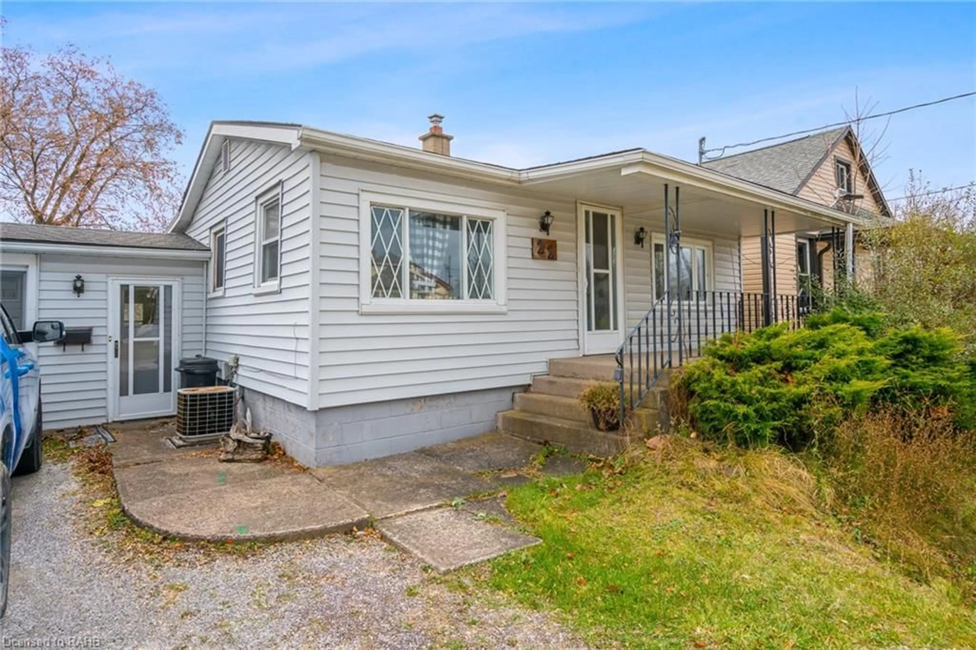 Frontside or backside of a home, cottage for 22 Inglewood Rd, St. Catharines Ontario L2P 2C4