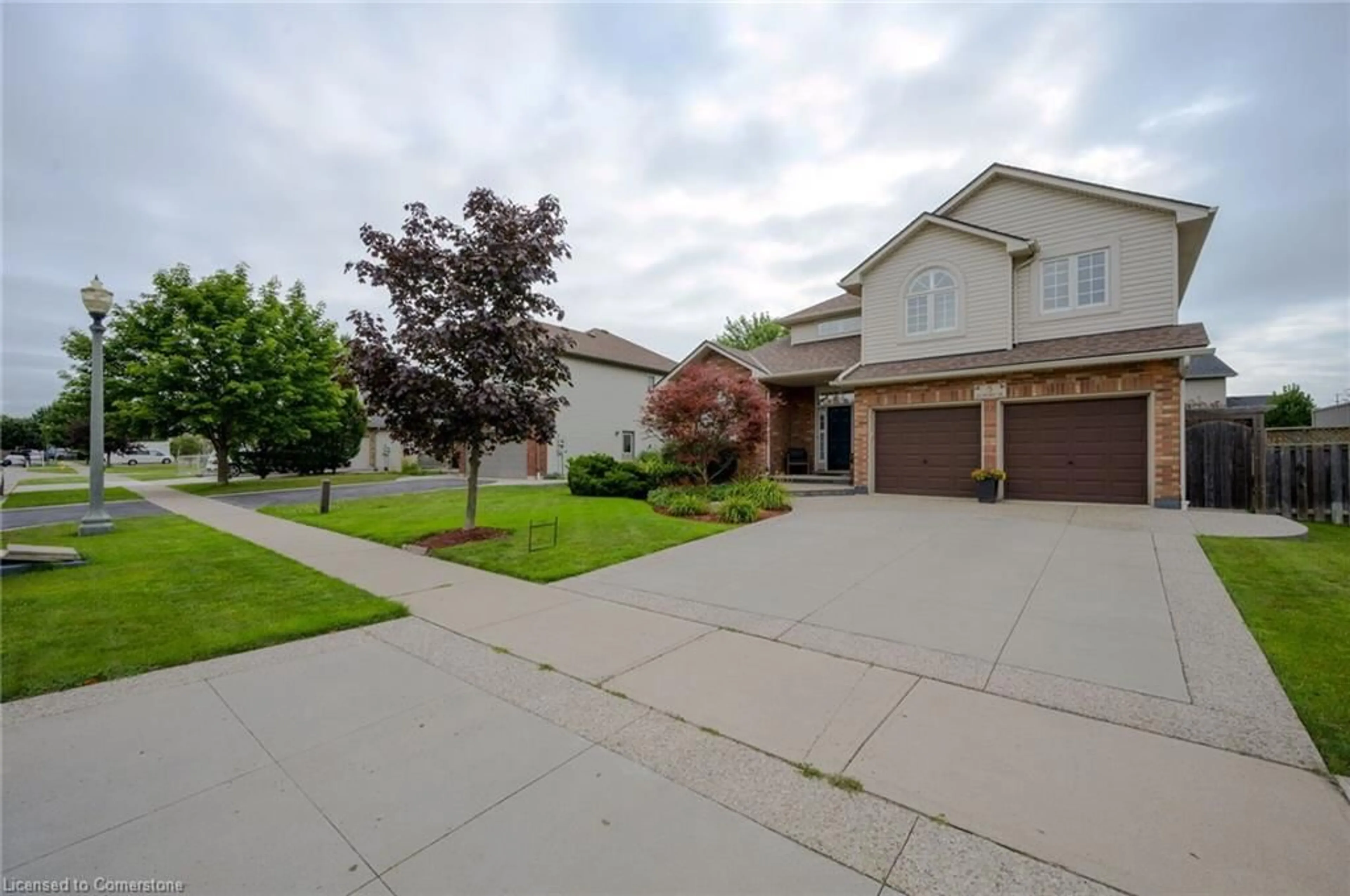 Frontside or backside of a home, the street view for 5 Dunrobin Dr, Caledonia Ontario N3W 2N9