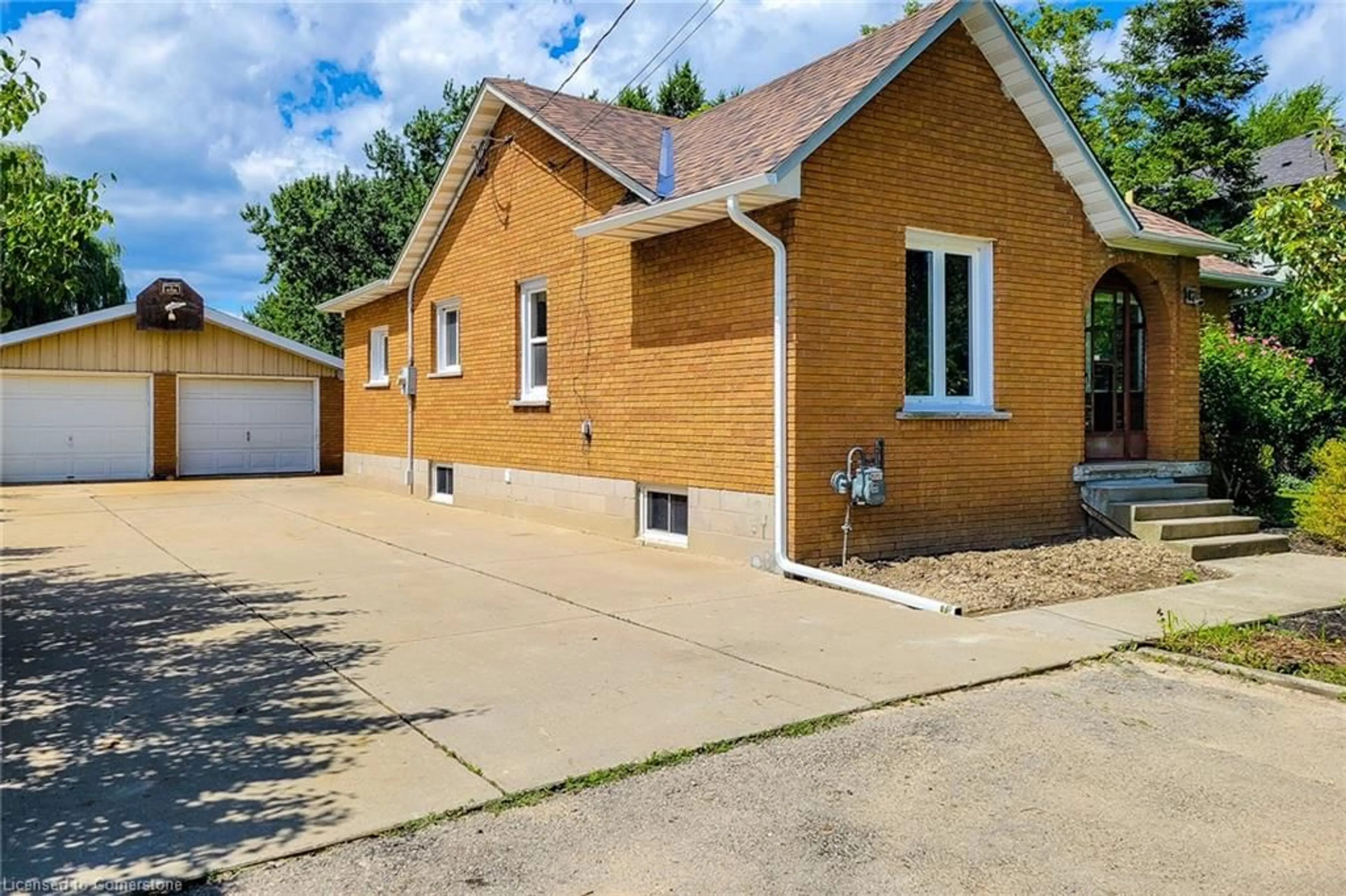 Frontside or backside of a home, cottage for 47 3rd Rd, Stoney Creek Ontario L8J 3J5