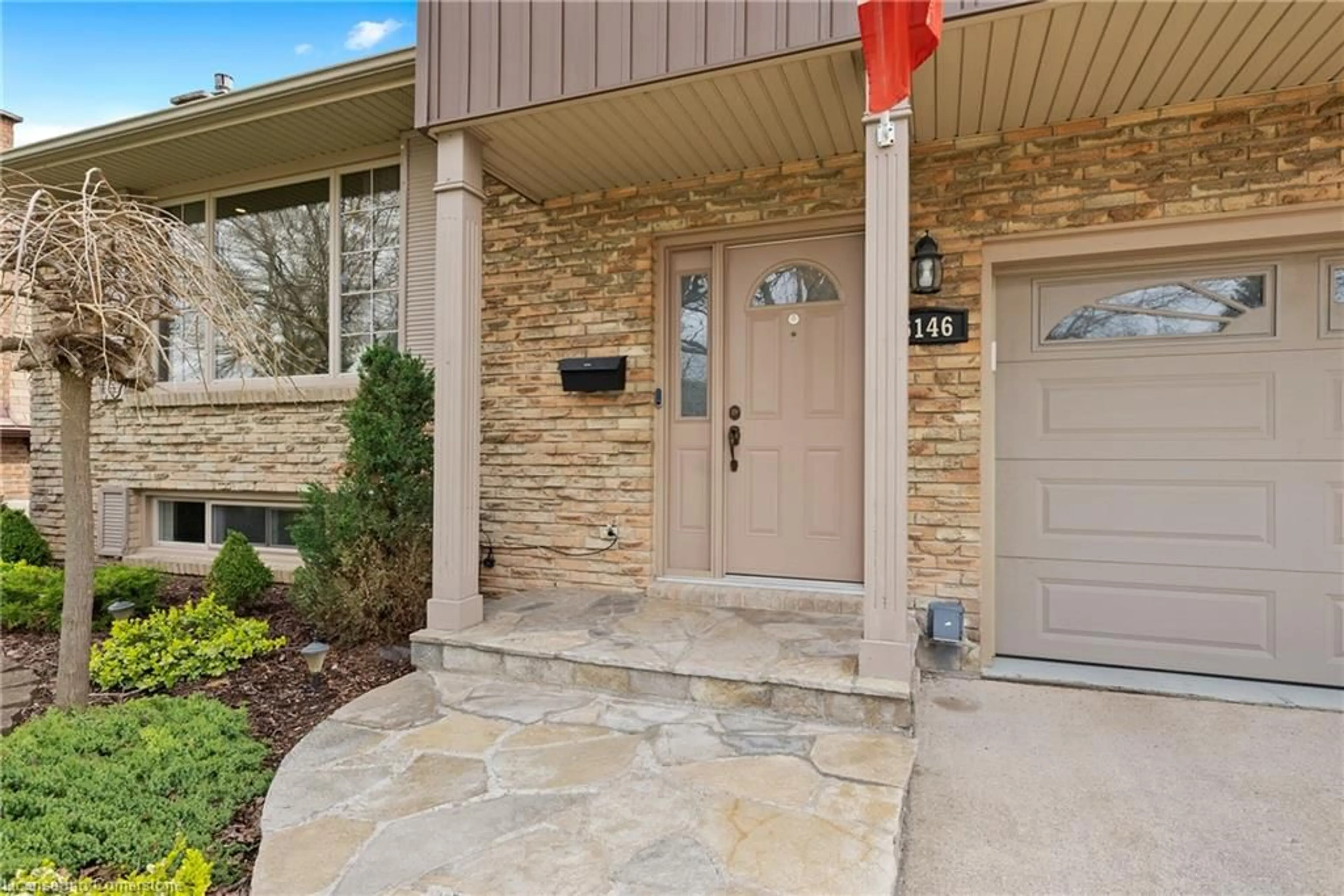 Indoor entryway, ceramic floors for 6146 Monterey Ave, Niagara Falls Ontario L2H 2A4