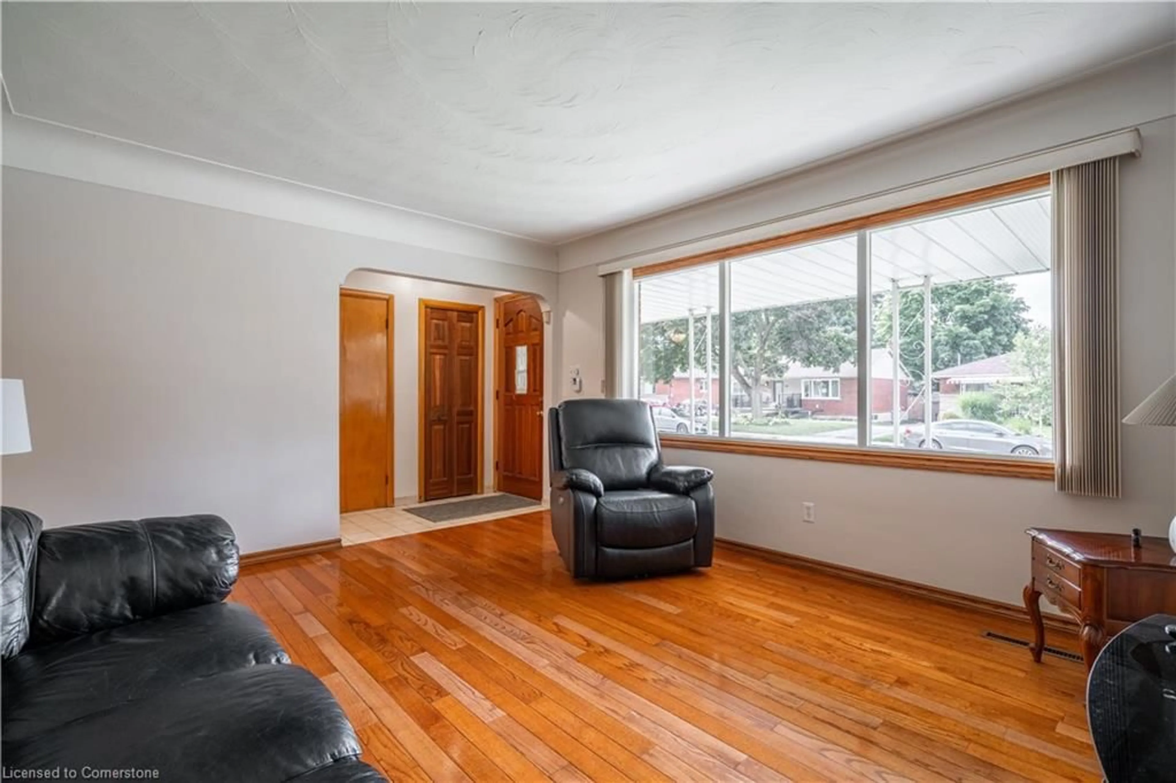 Living room with furniture, wood/laminate floor for 159 West 26th St, Hamilton Ontario L9C 4Z7