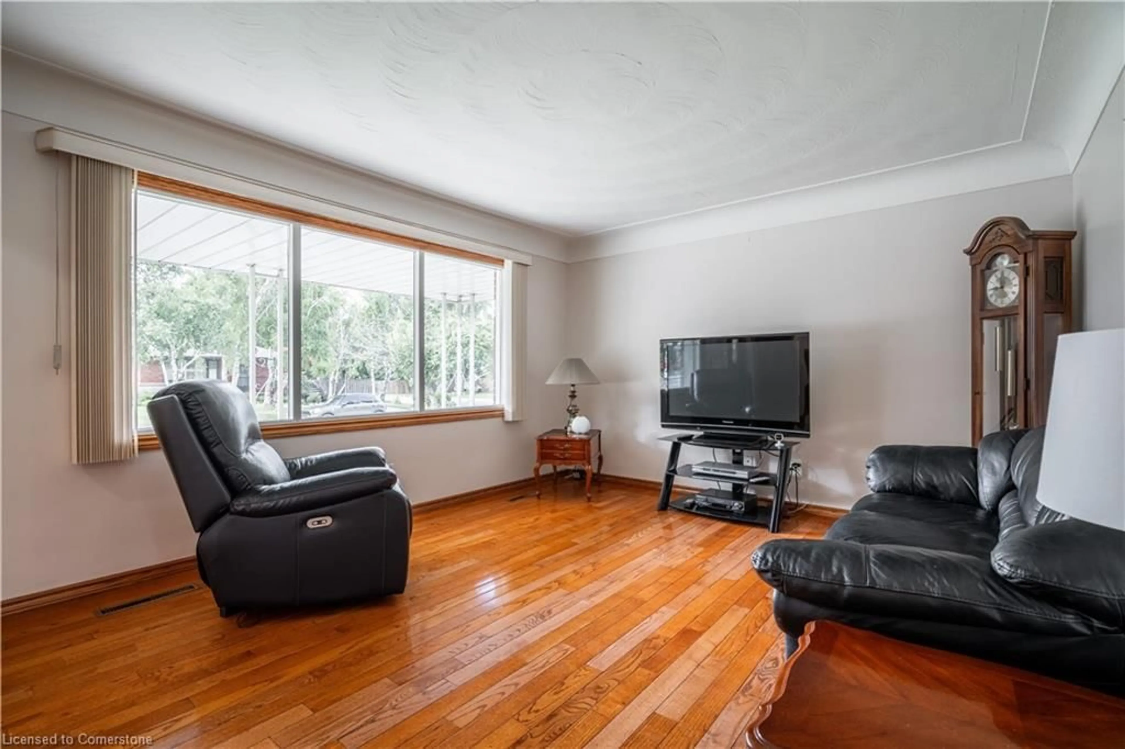 Living room with furniture, wood/laminate floor for 159 West 26th St, Hamilton Ontario L9C 4Z7