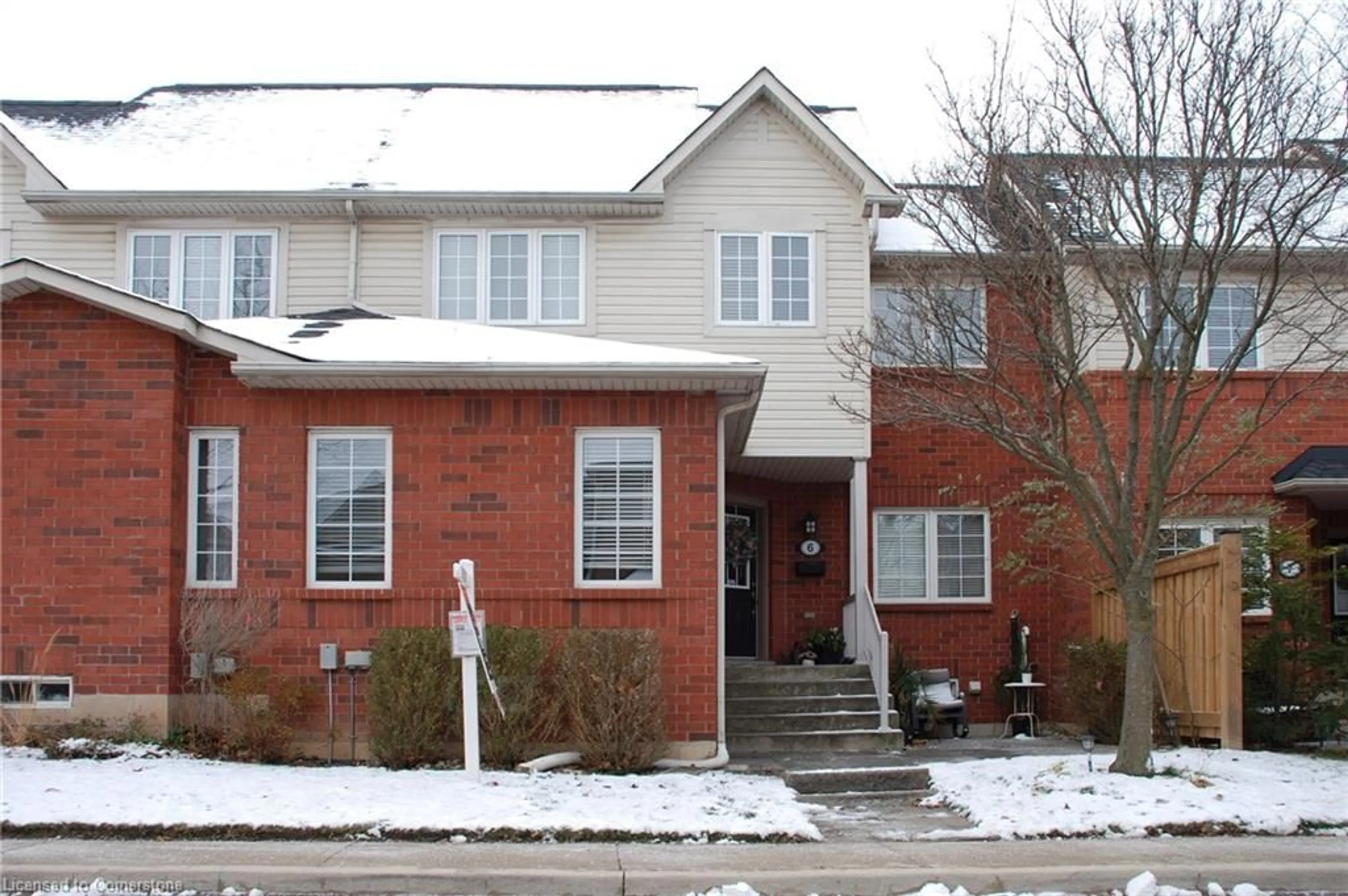 A pic from exterior of the house or condo, the front or back of building for 100 Beddoe Dr #6, Hamilton Ontario L8P 4Z2