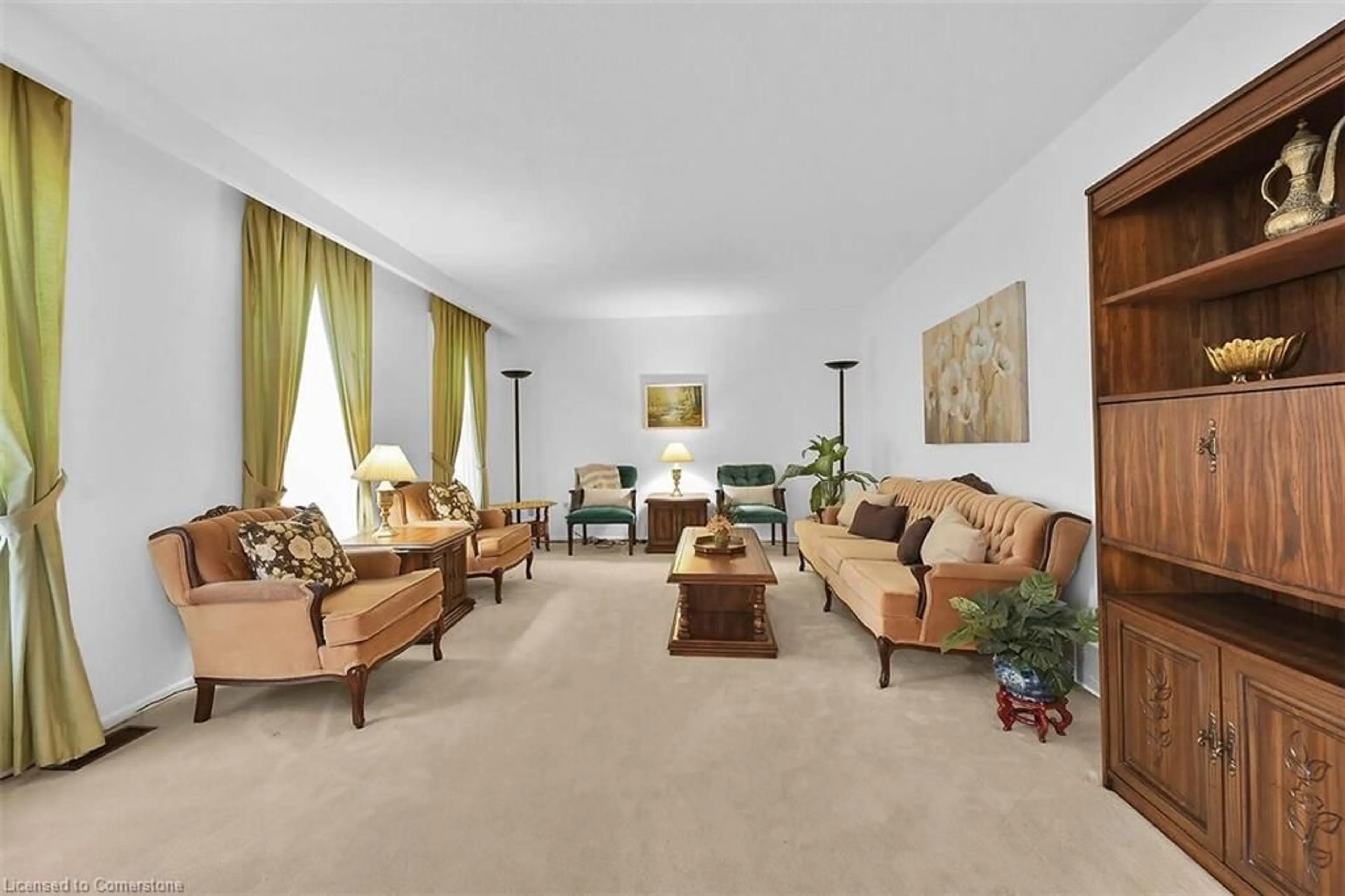 Living room, carpet floors for 1929 Fieldgate Dr, Burlington Ontario L7P 3H4