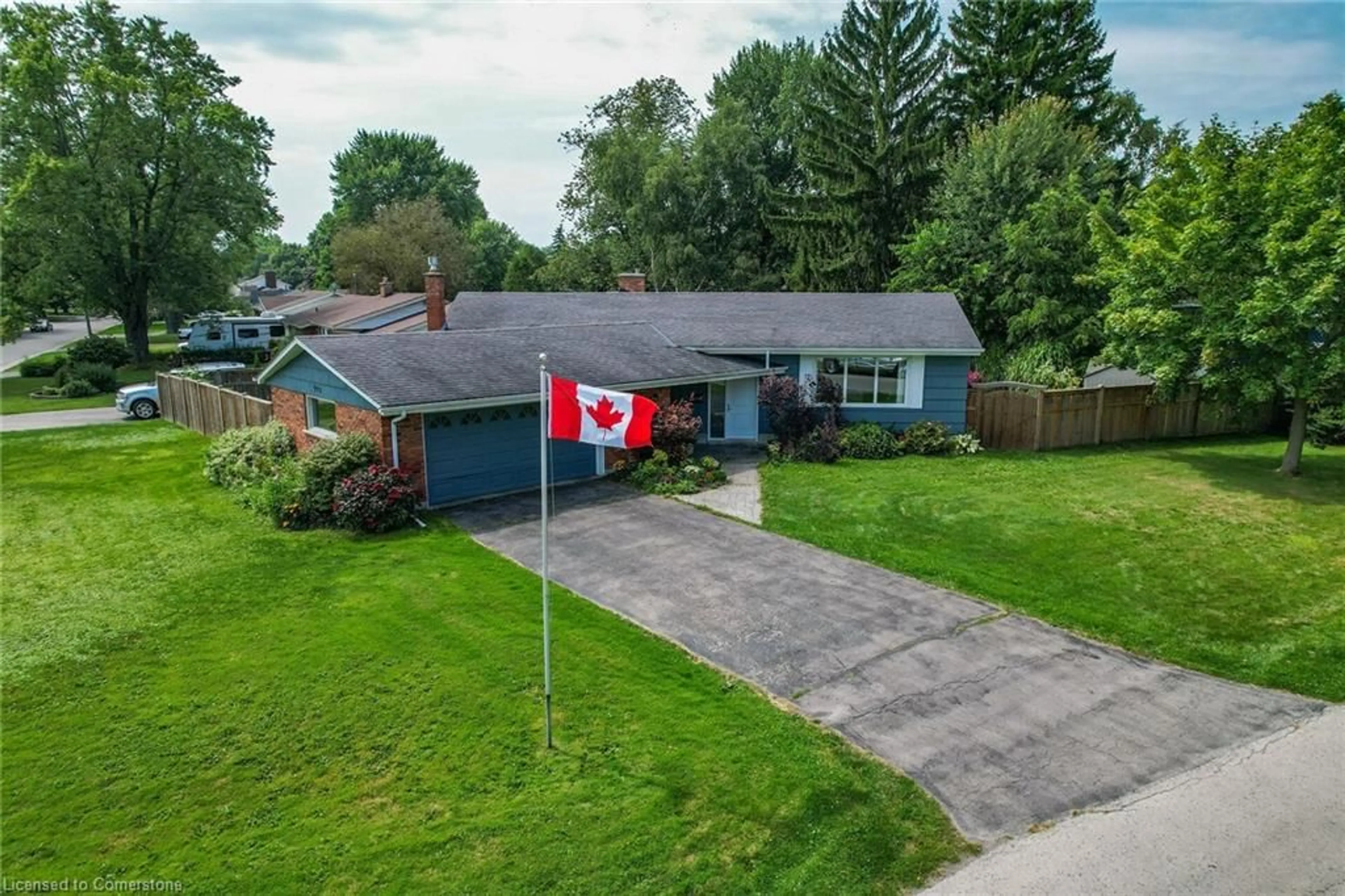 A pic from outside/outdoor area/front of a property/back of a property/a pic from drone, street for 998 John St, Dunnville Ontario N1A 2R8