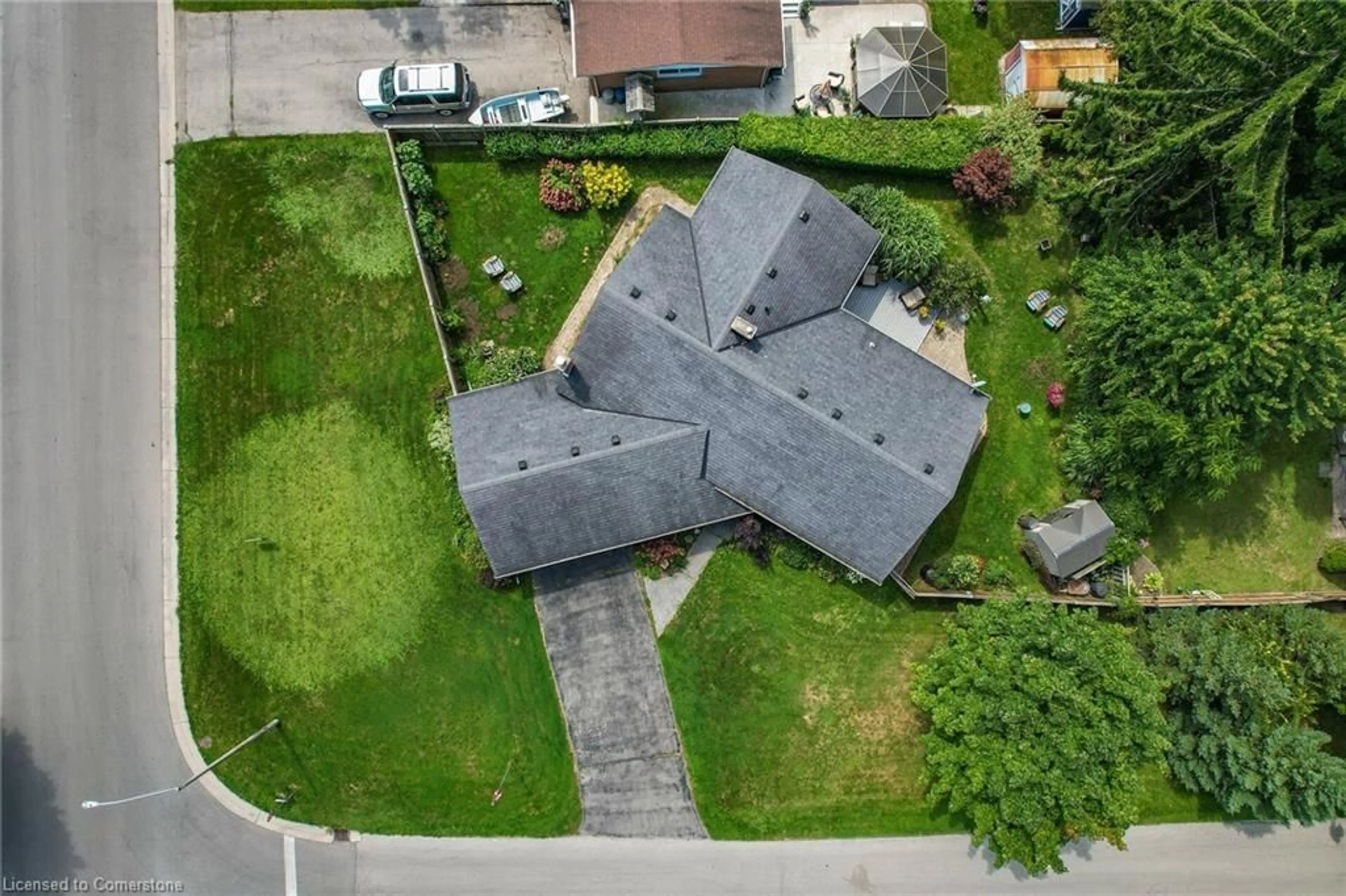 A pic from outside/outdoor area/front of a property/back of a property/a pic from drone, street for 998 John St, Dunnville Ontario N1A 2R8